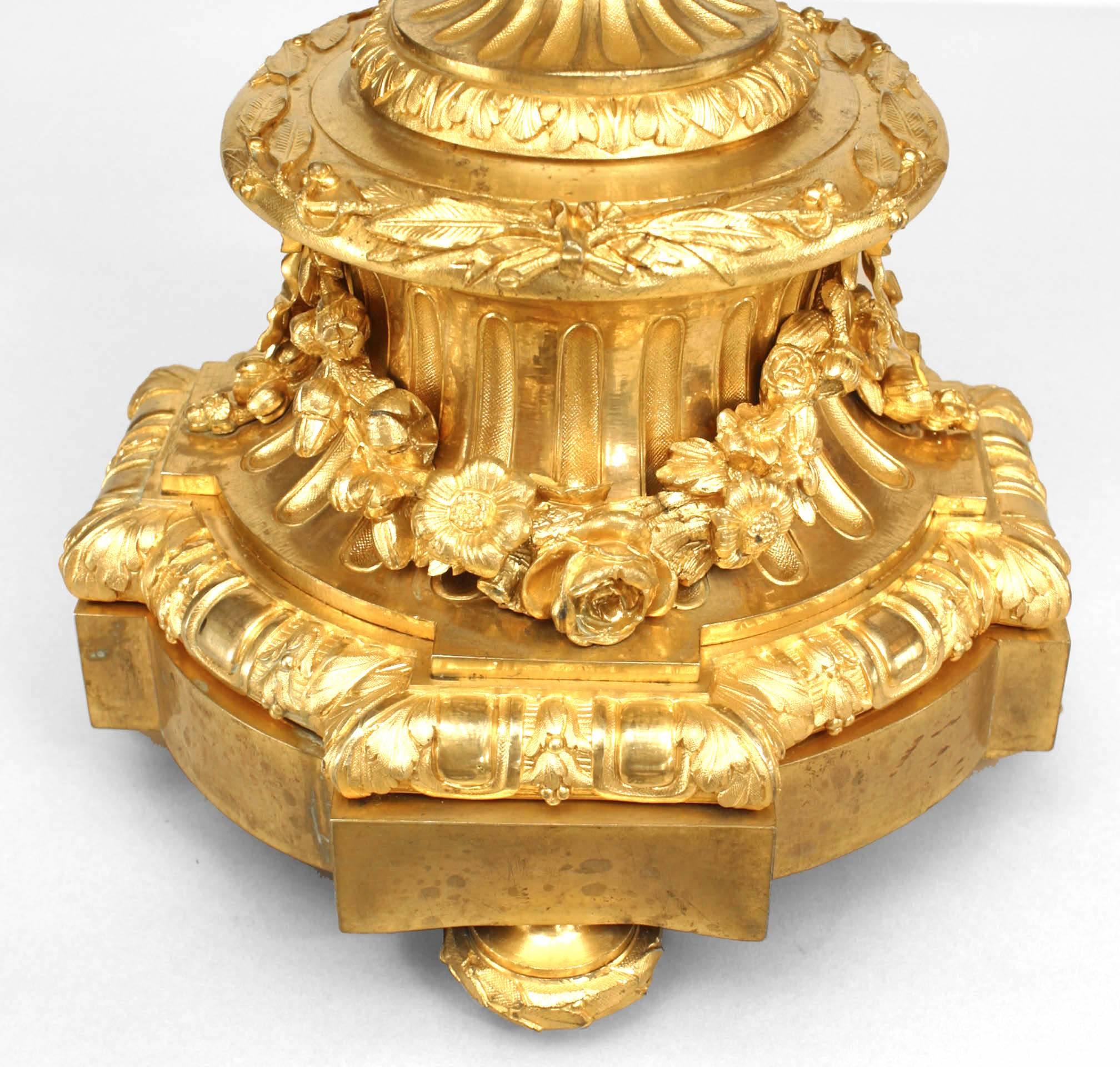 Paar französische Louis XV Bronze Dore Urnenkandelaber im Angebot 2