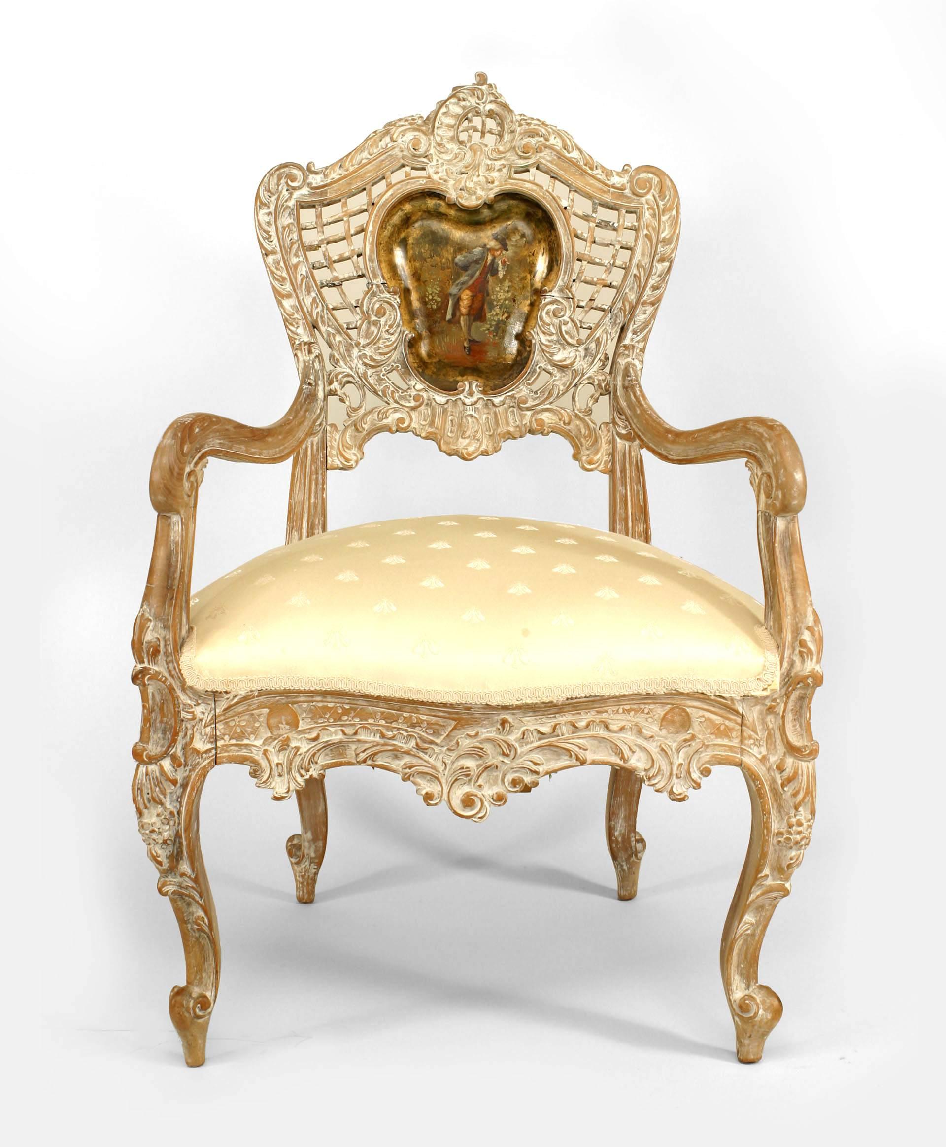 Français Paire de fauteuils Louis XV à dossier en treillis blanchi et panneaux peints en vente
