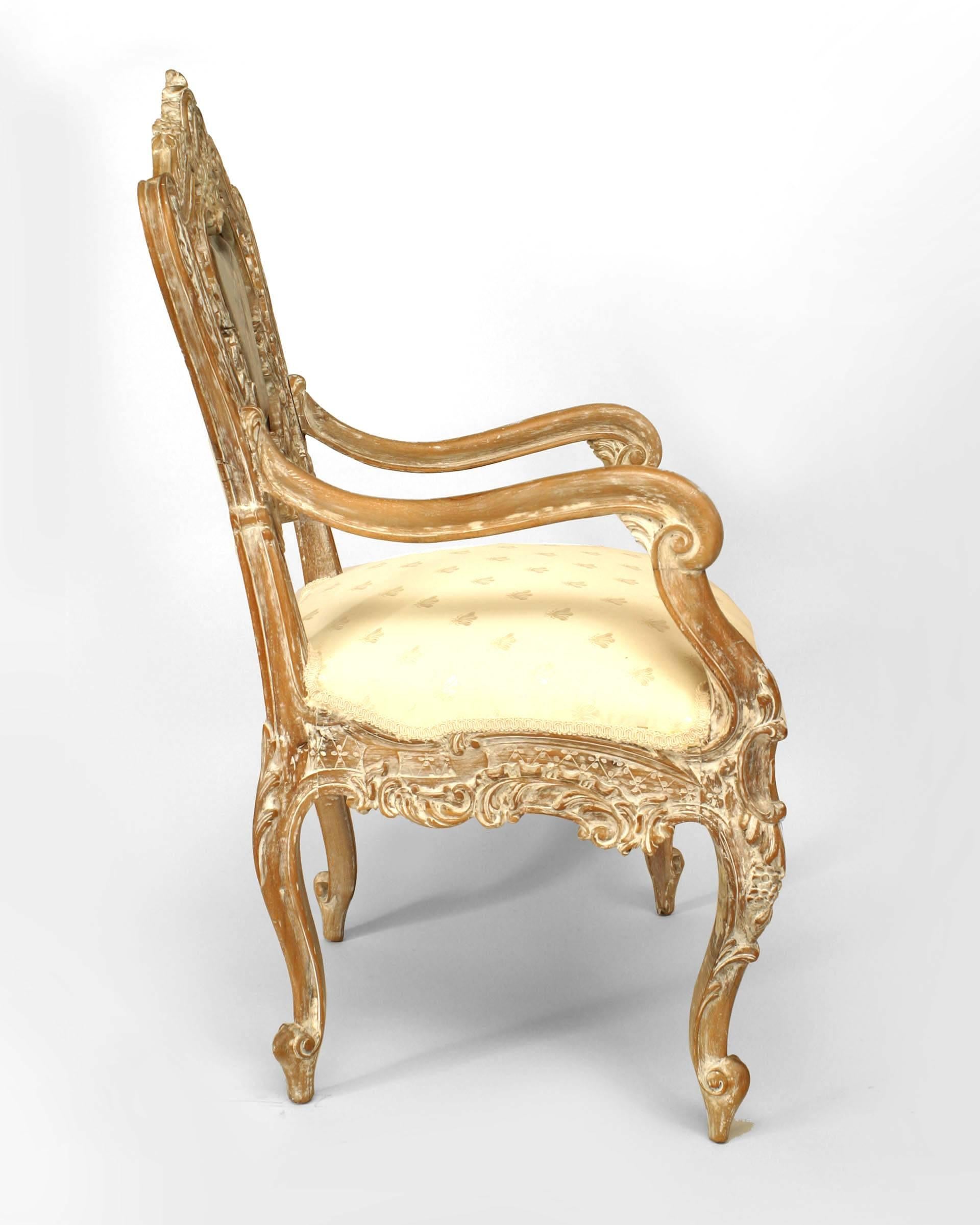 Paire de fauteuils Louis XV à dossier en treillis blanchi et panneaux peints Bon état - En vente à New York, NY