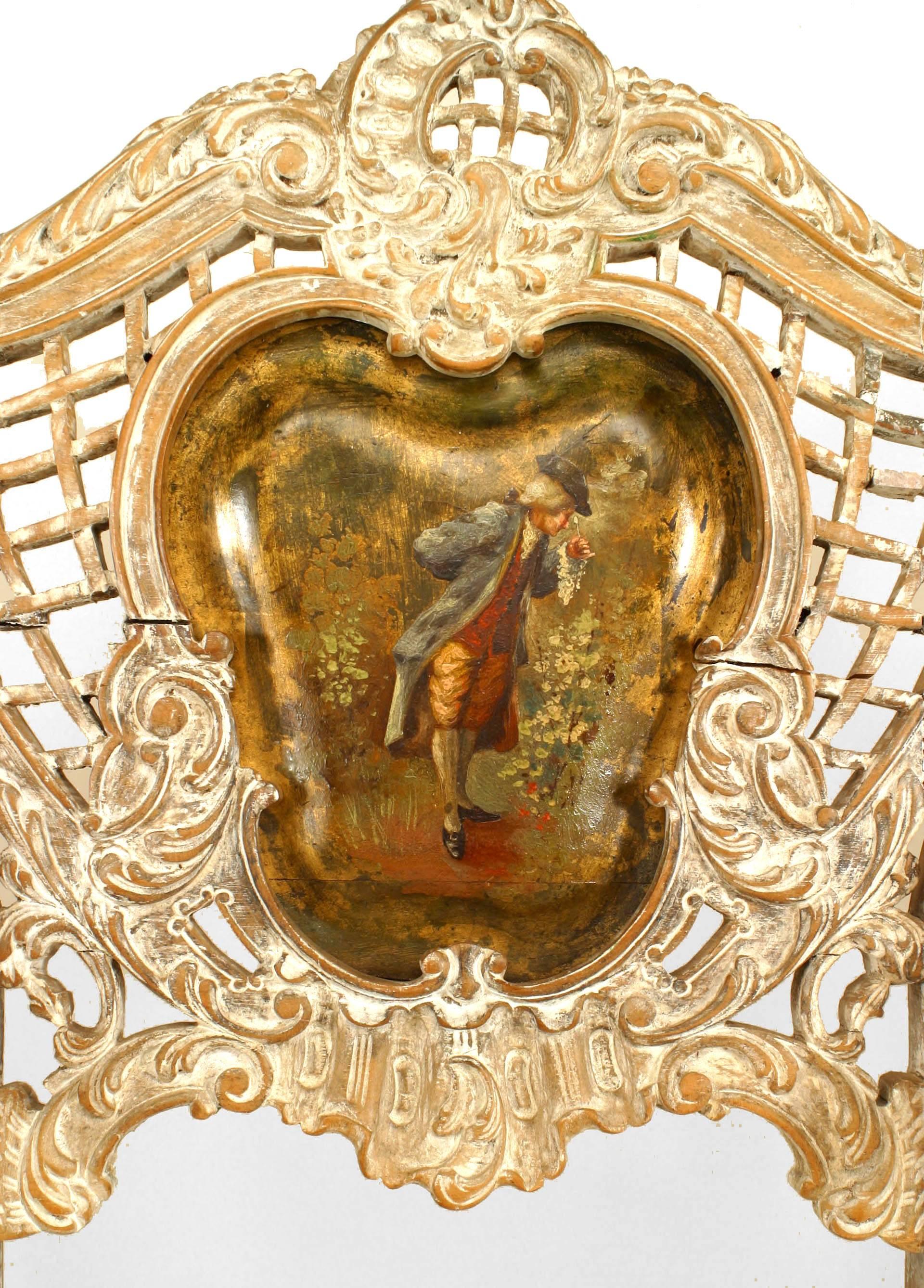 Paire de fauteuils Louis XV à dossier en treillis blanchi et panneaux peints en vente 1