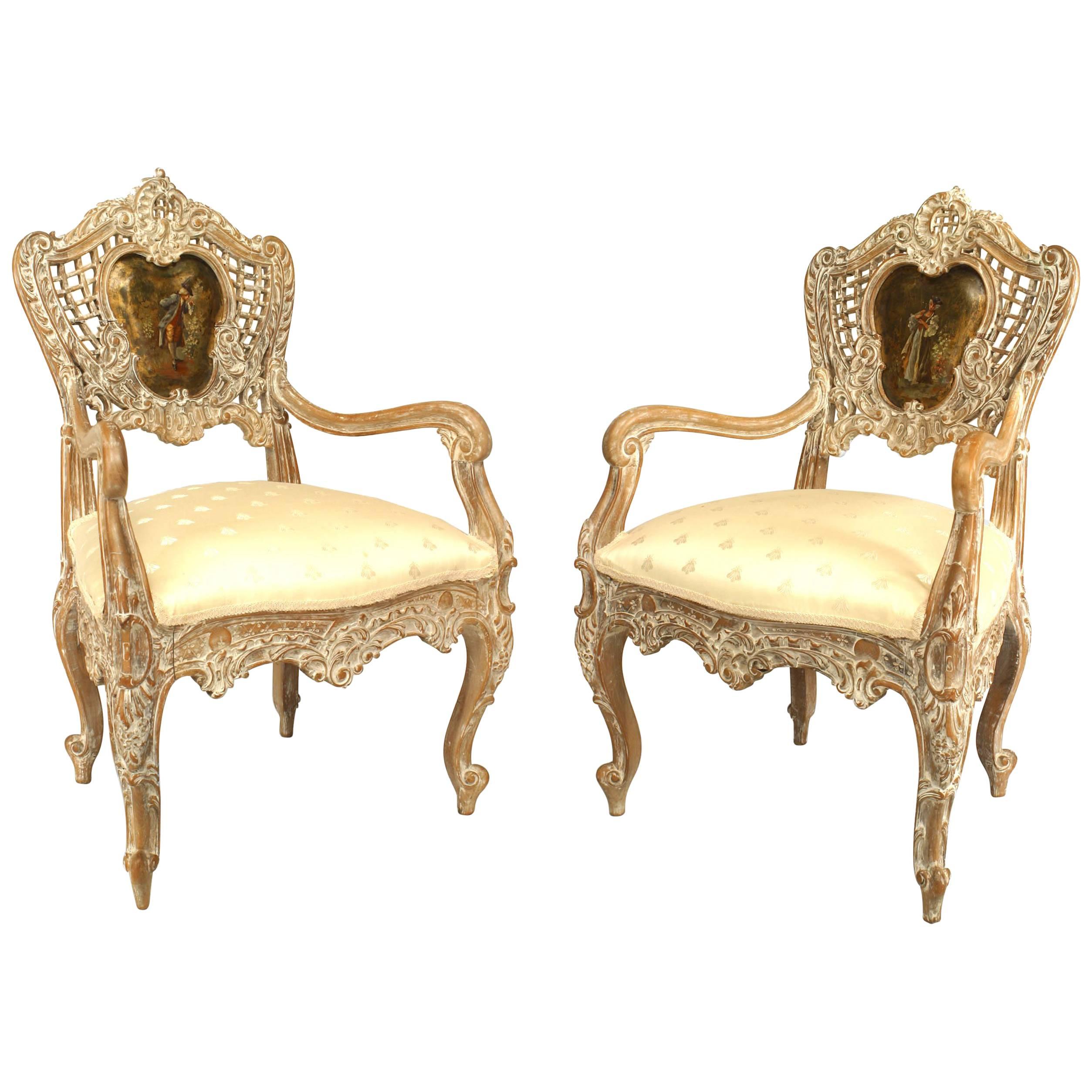 Paire de fauteuils Louis XV à dossier en treillis blanchi et panneaux peints en vente