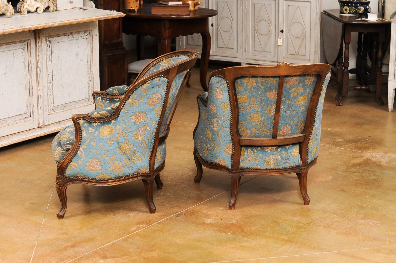 Coppia di sedie Bergères francesi in stile Luigi XV del XIX secolo intagliate in noce 6
