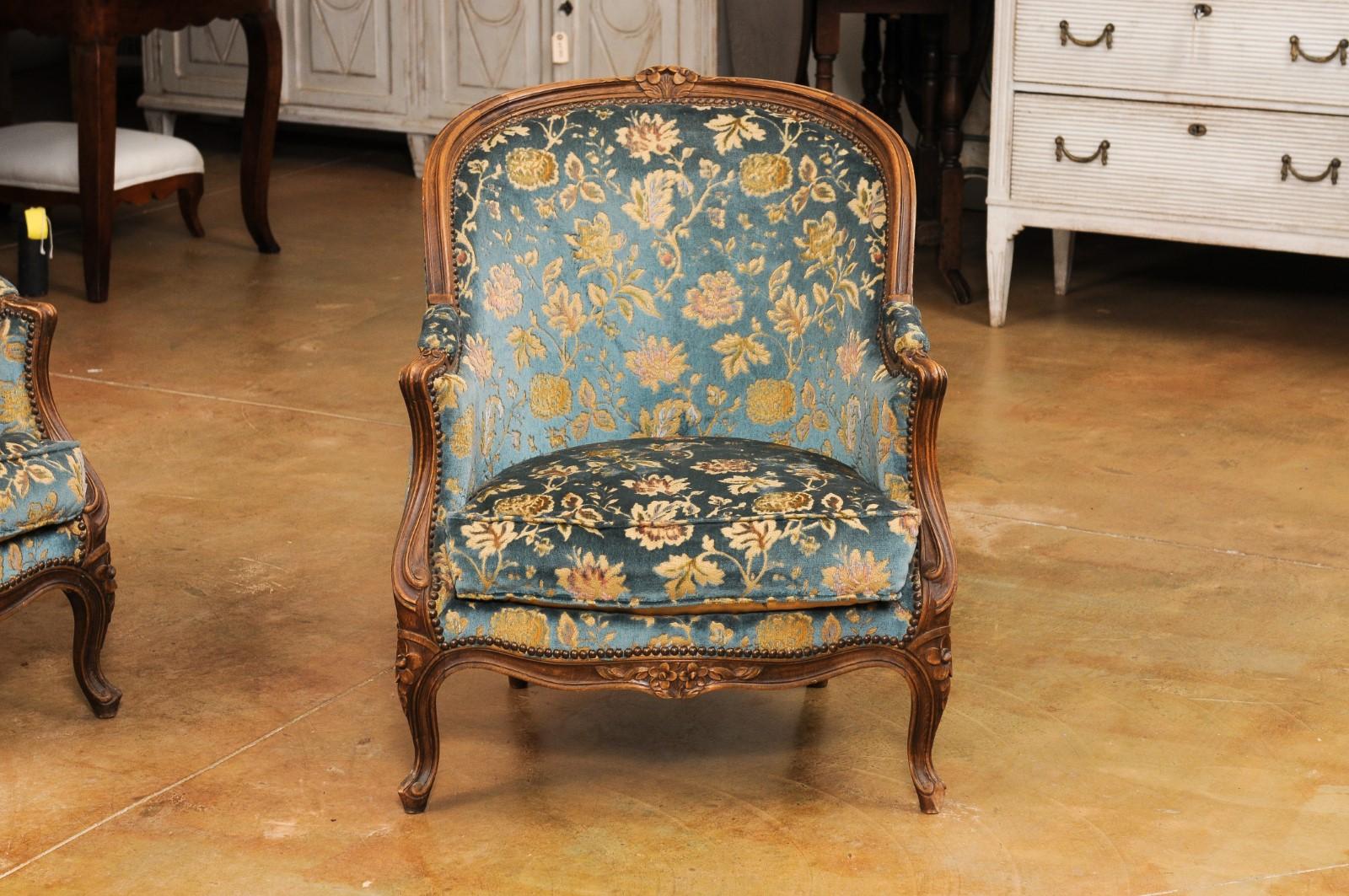Coppia di sedie Bergères francesi in stile Luigi XV del XIX secolo intagliate in noce 1