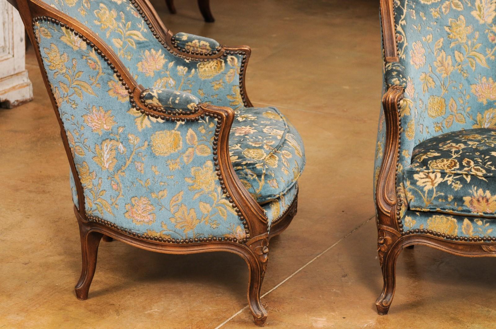 Coppia di sedie Bergères francesi in stile Luigi XV del XIX secolo intagliate in noce 3