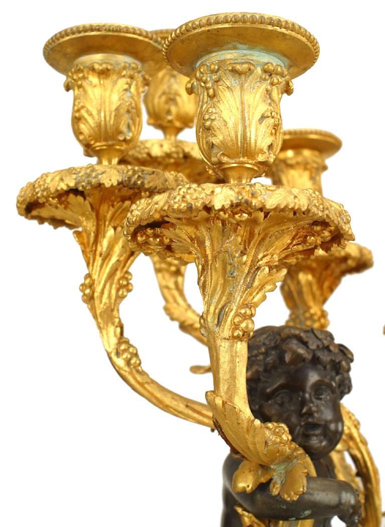 Paar französische Kandelaber im Louis-XV-Stil (19. Jahrhundert) aus Bronze mit figuralen Amoretten, 5 Armen und Marmorsockeln (PREIS FÜR Pärchen)