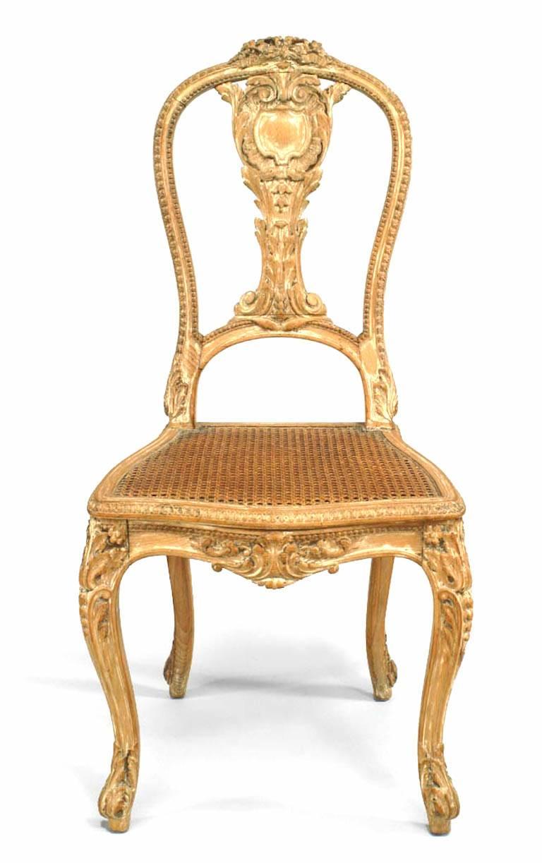 Français Paire de chaises d'appoint françaises de style Louis XV du XIXe siècle, rayées et dénudées en vente