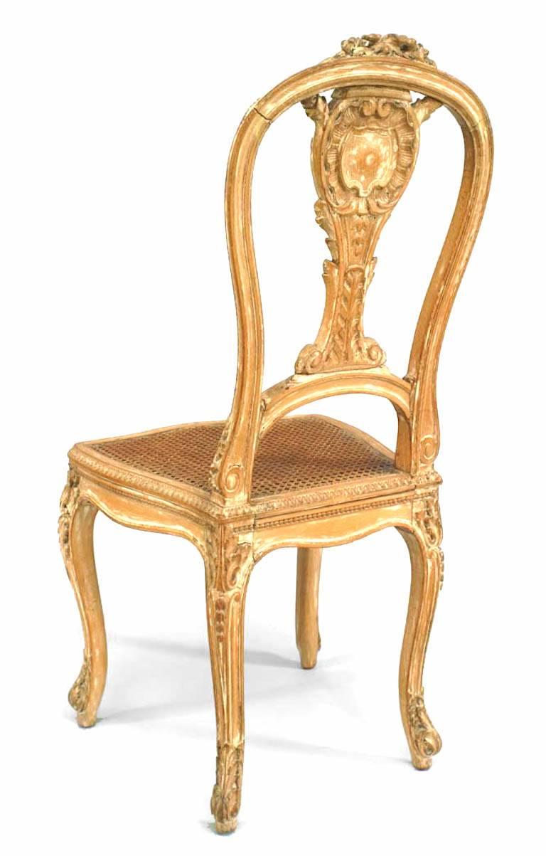 Canne Paire de chaises d'appoint françaises de style Louis XV du XIXe siècle, rayées et dénudées en vente