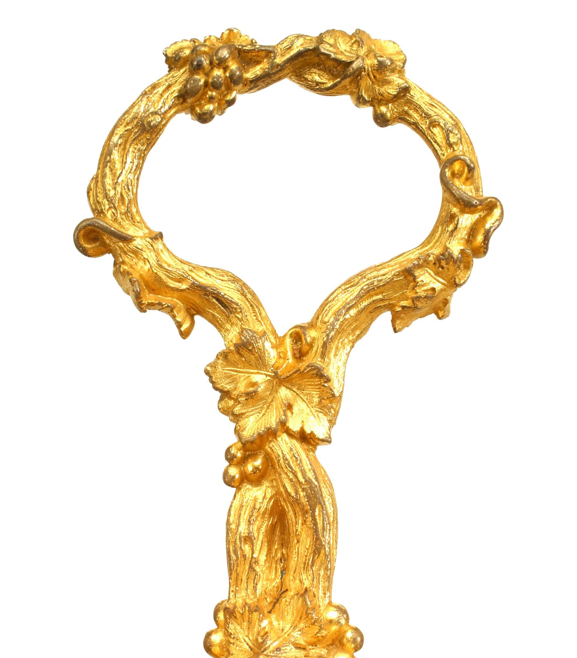 Paire de compotiers en bronze doré de style Louis XV (19ème siècle) avec des plateaux ronds à trois niveaux sur une base triangulaire à volutes avec une poignée supérieure. (PRIX PAR Paire)
