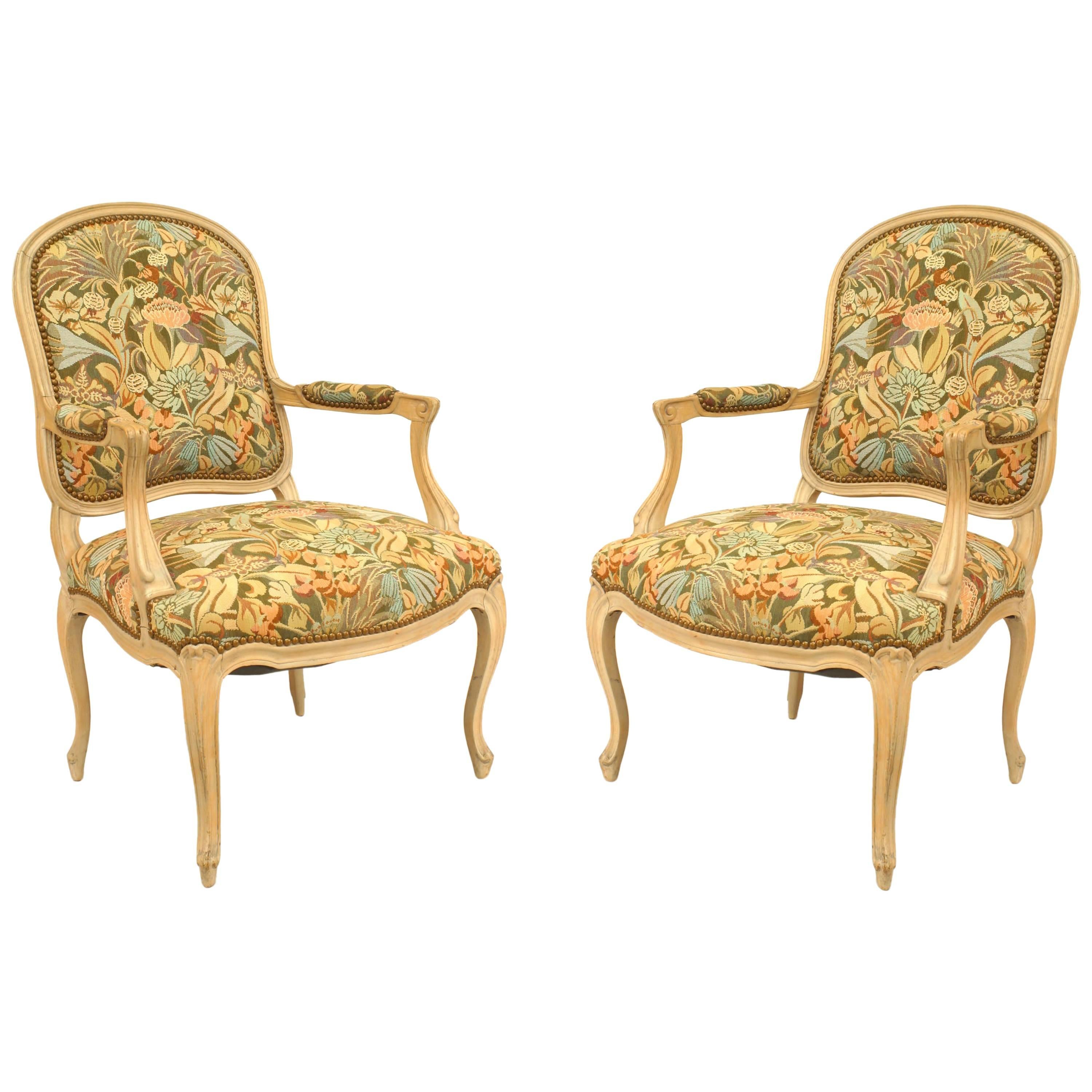 Zwei französische Louis-XV-Sessel mit Bleistiftbezug