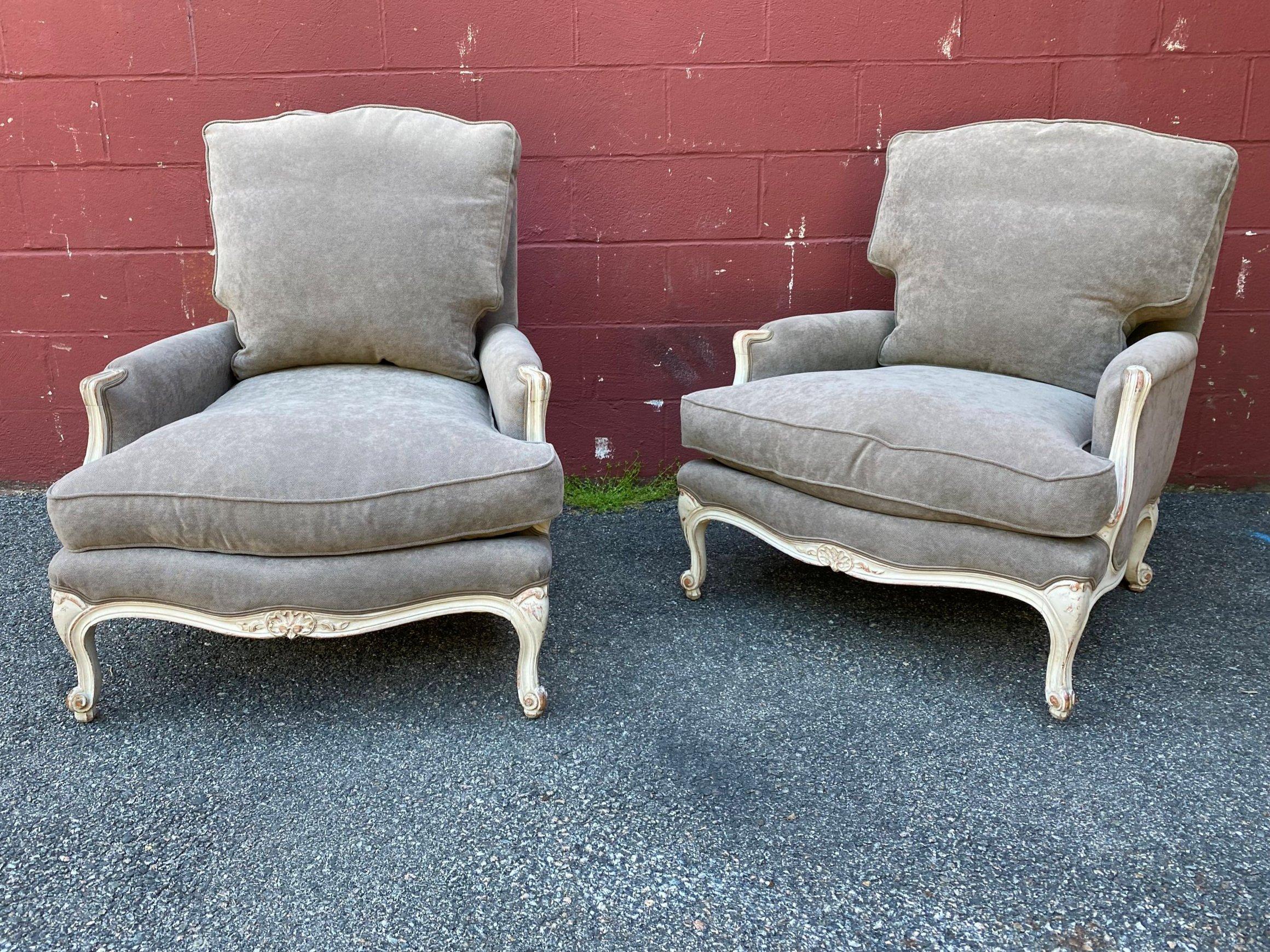 Paire de fauteuils français de style Louis XV Bon état - En vente à Buchanan, NY