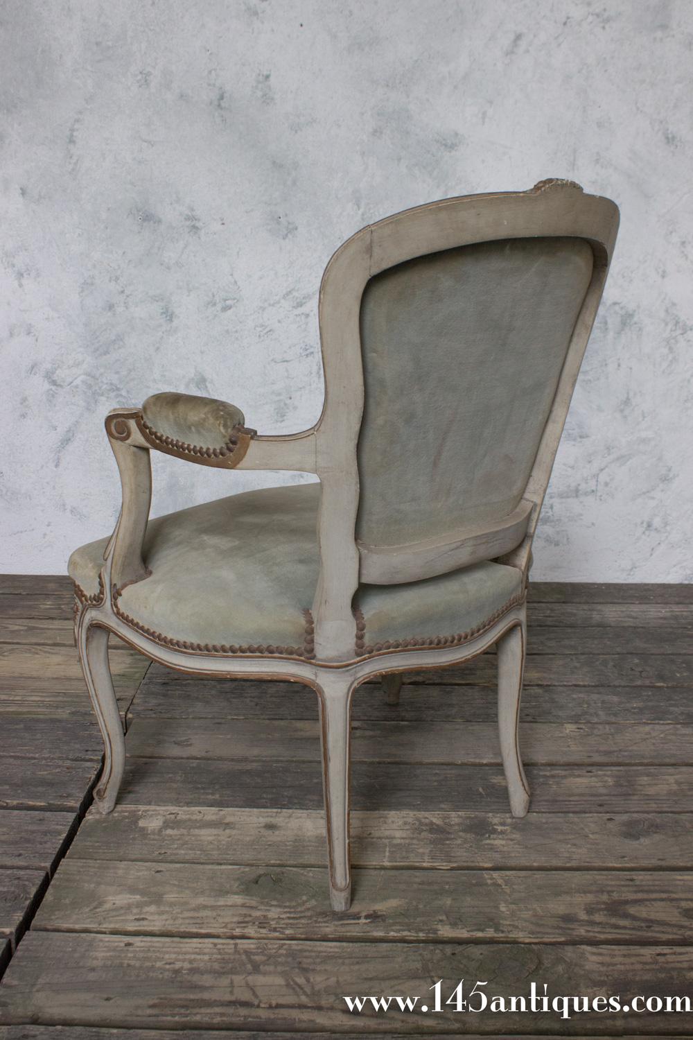 Paire de fauteuils français de style Louis XV en velours vert Sage en vente 1
