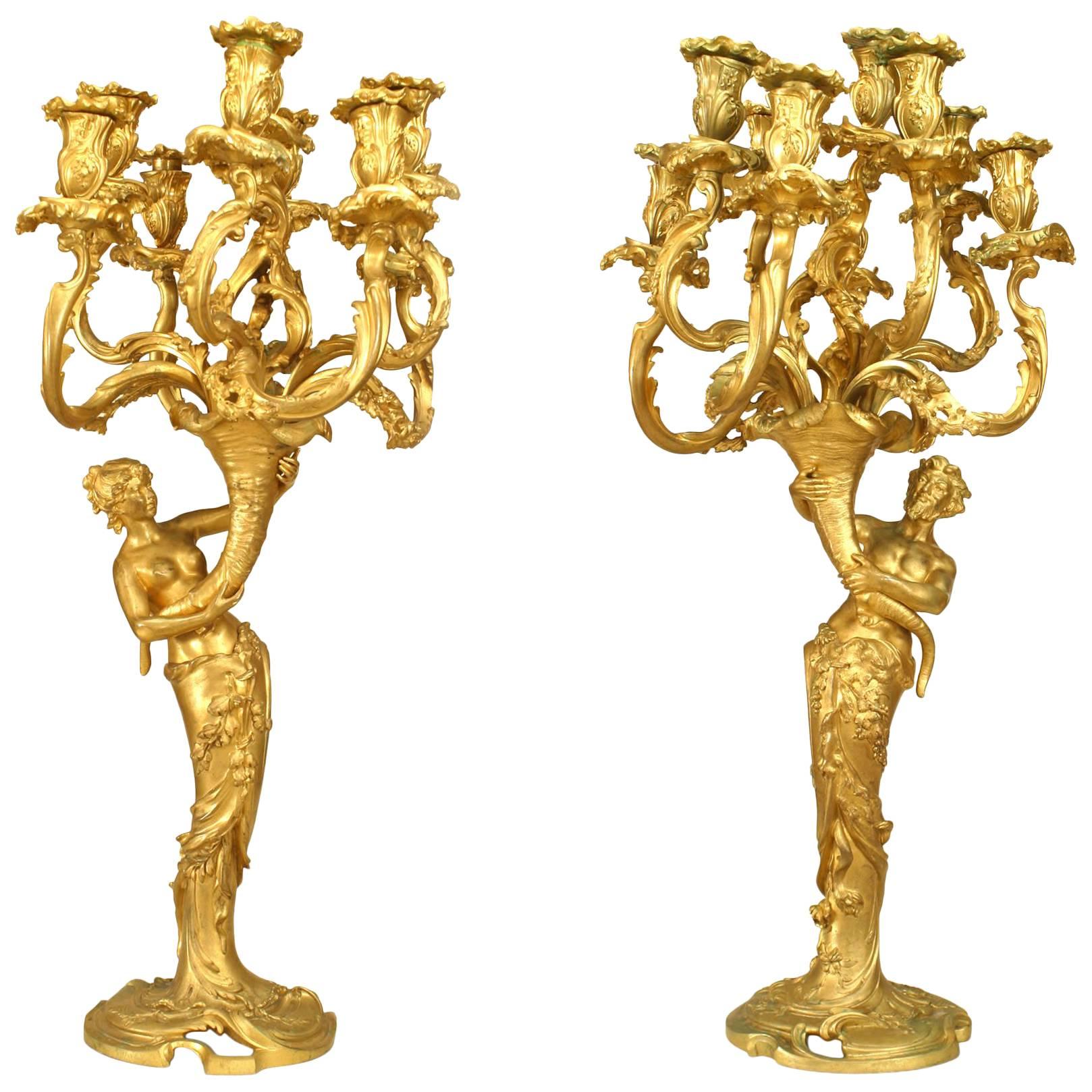 Pareja de candelabros franceses de nueve brazos estilo Luis XV Baco y Bacante en venta