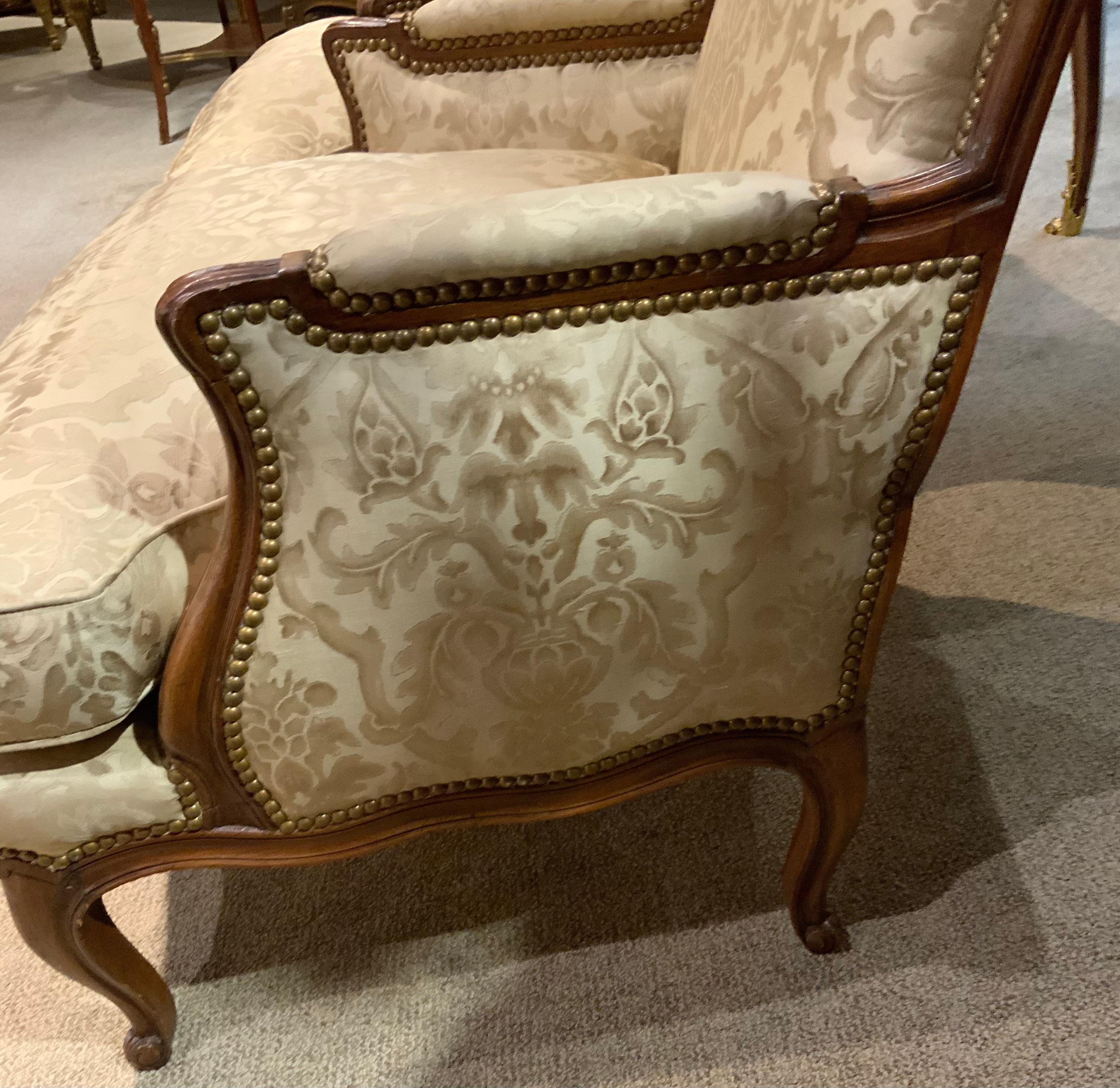 Coppia di poltrone bergere francesi in stile Luigi XV rivestite di seta Fortuny in vendita 4