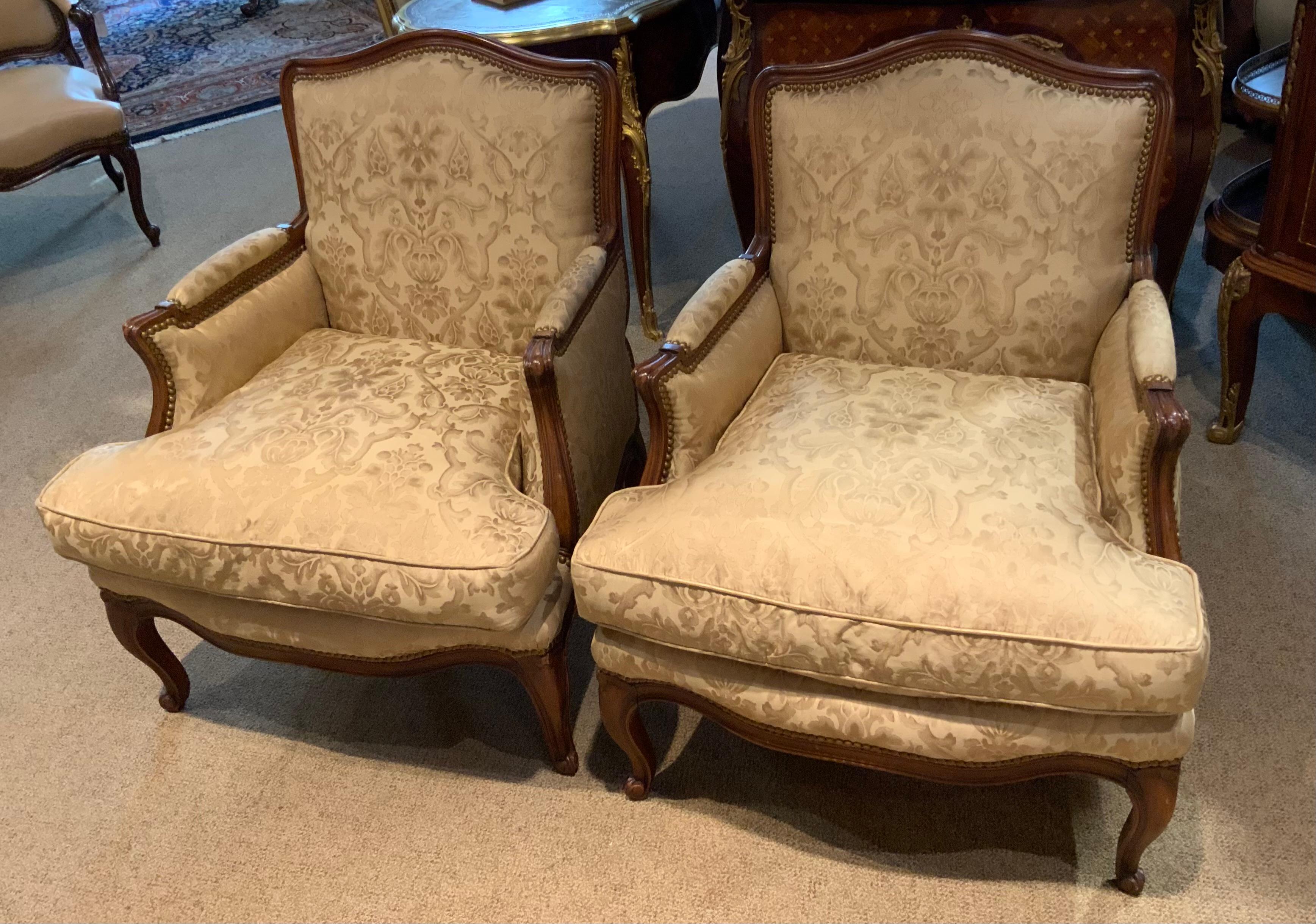 Francese Coppia di poltrone bergere francesi in stile Luigi XV rivestite di seta Fortuny in vendita