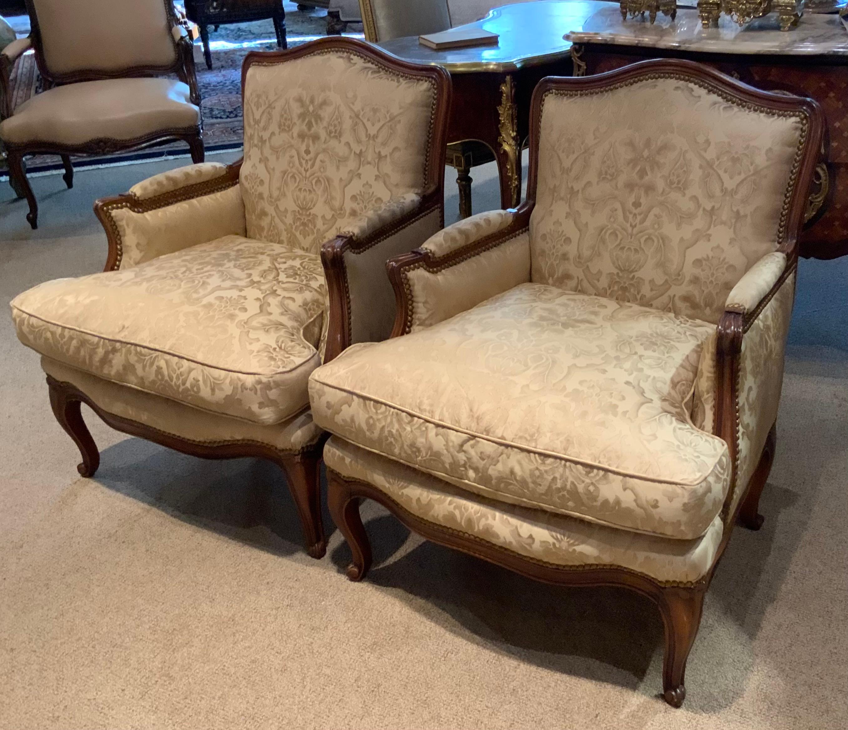 Coppia di poltrone bergere francesi in stile Luigi XV rivestite di seta Fortuny In condizioni ottime in vendita a Houston, TX