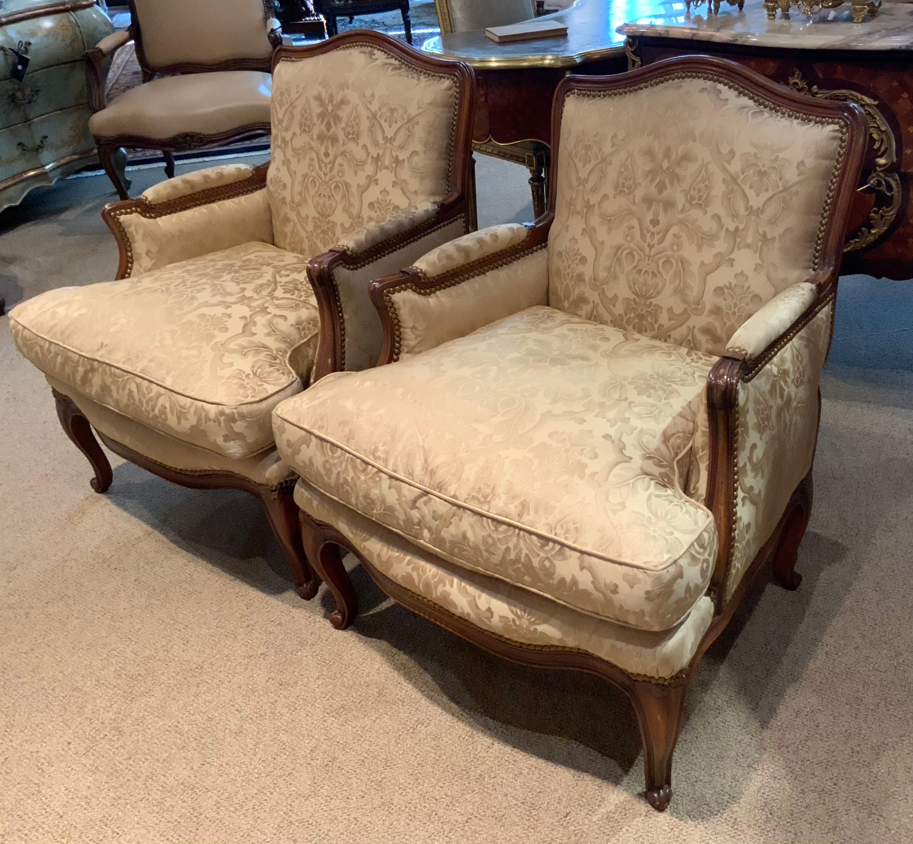 XX secolo Coppia di poltrone bergere francesi in stile Luigi XV rivestite di seta Fortuny in vendita