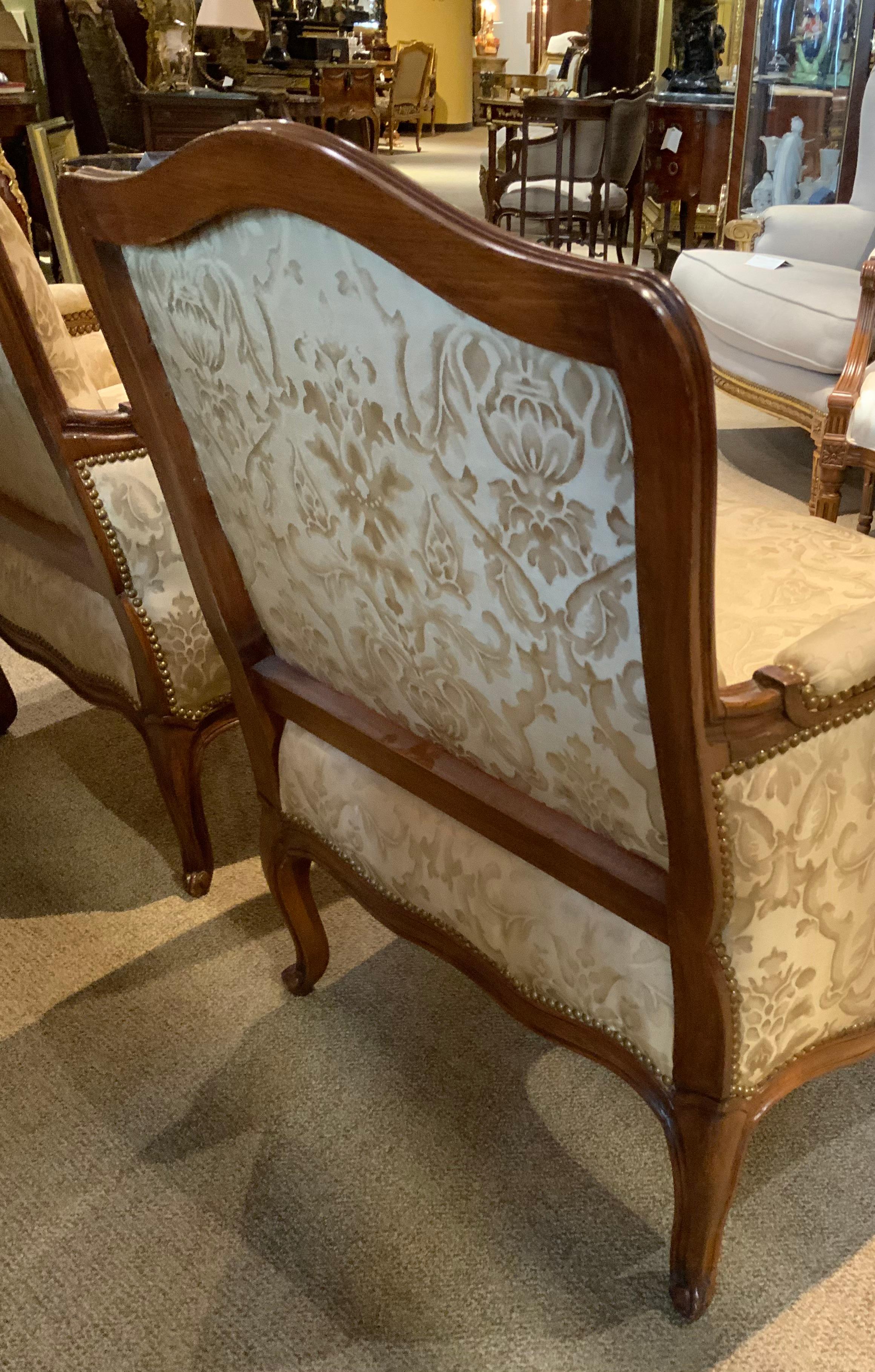 Seta Coppia di poltrone bergere francesi in stile Luigi XV rivestite di seta Fortuny in vendita