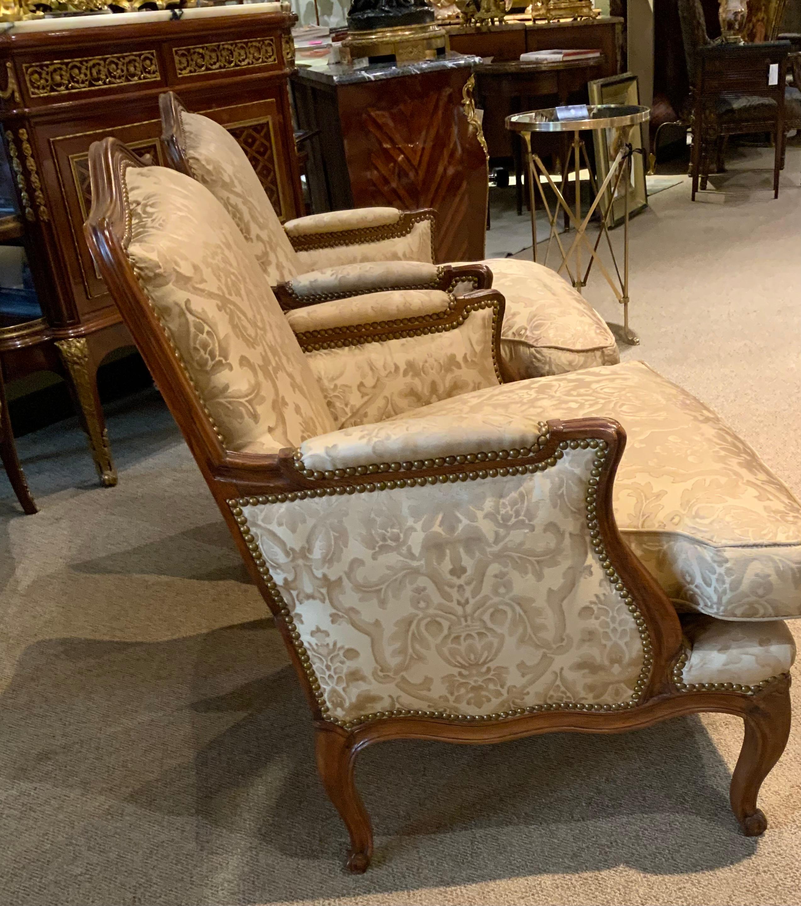 Coppia di poltrone bergere francesi in stile Luigi XV rivestite di seta Fortuny in vendita 1