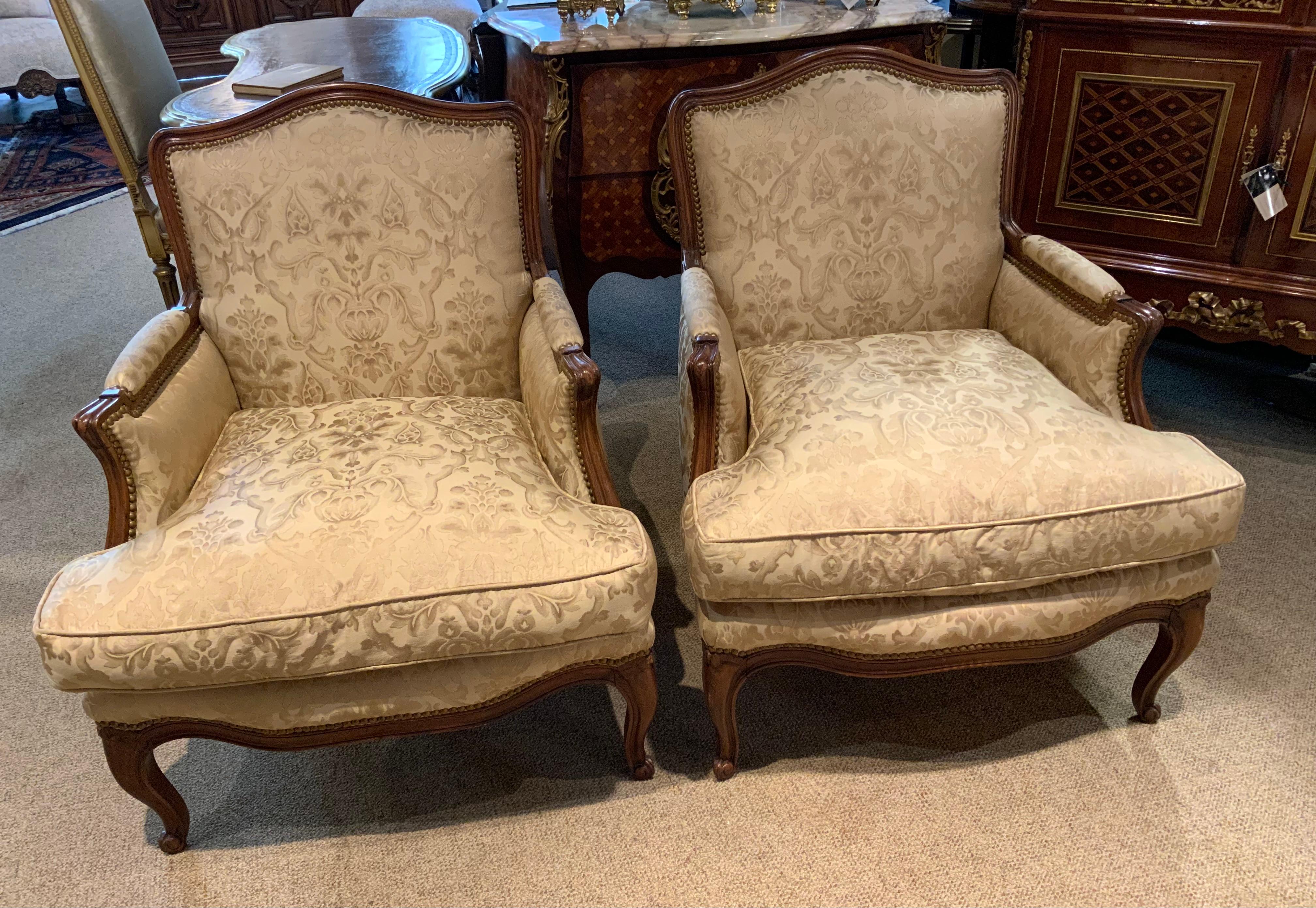 Coppia di poltrone bergere francesi in stile Luigi XV rivestite di seta Fortuny in vendita 3
