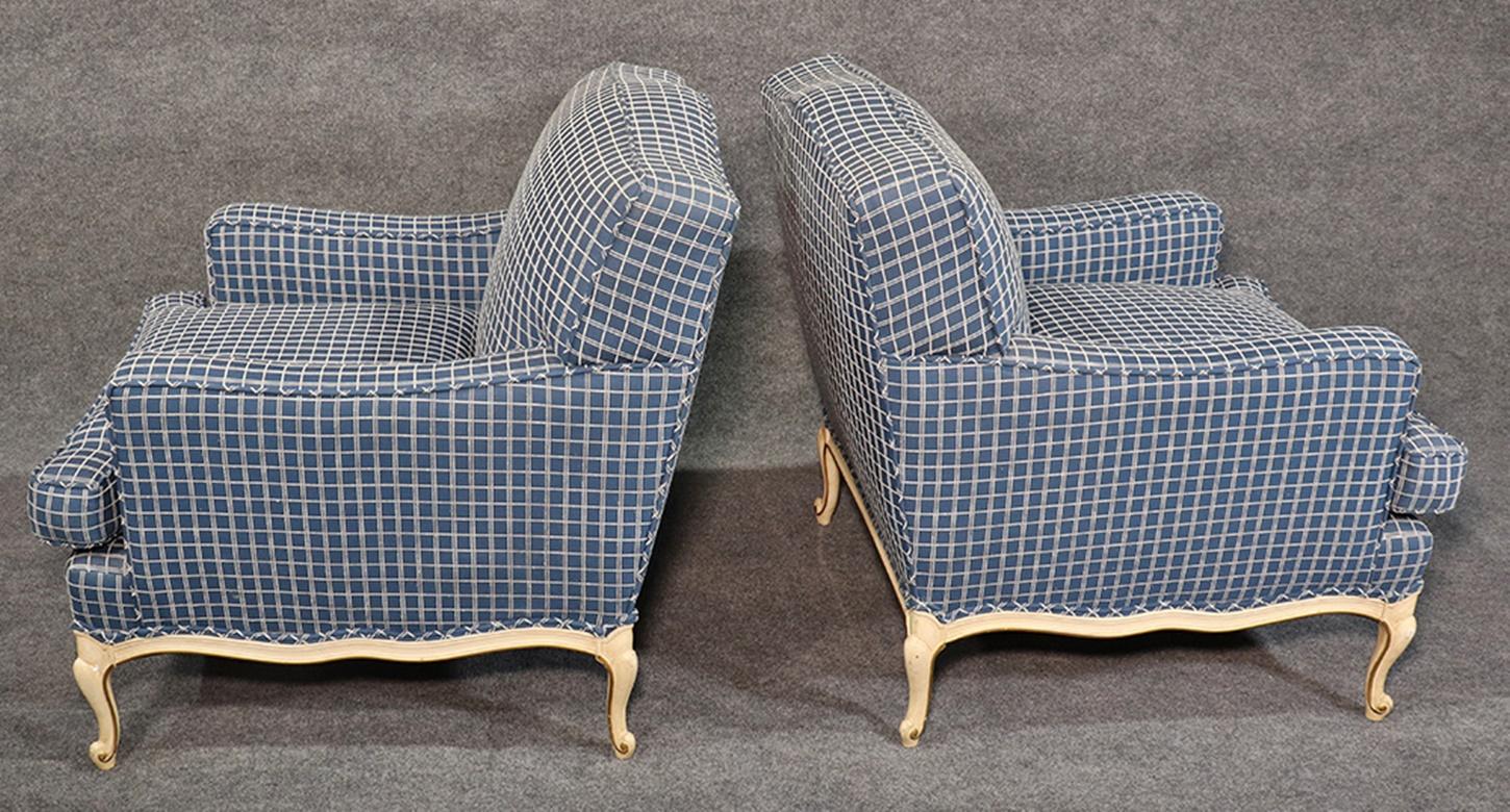 Pair of French Louis XV Style Bergère Club Lounge Chairs In Good Condition In Swedesboro, NJ