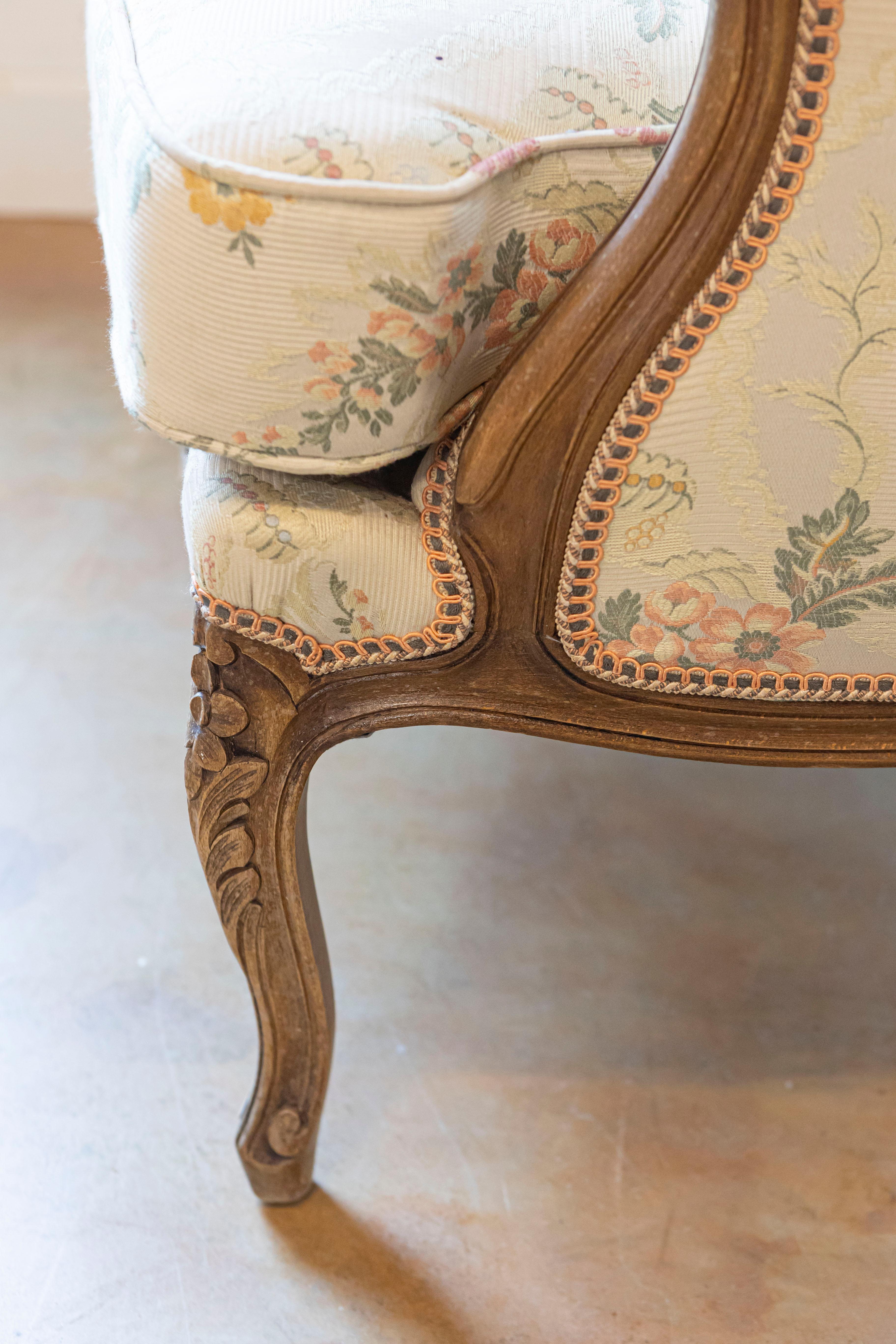 Pair of French Louis XV Style Bergères À Oreilles with Carved Floral Décor For Sale 4