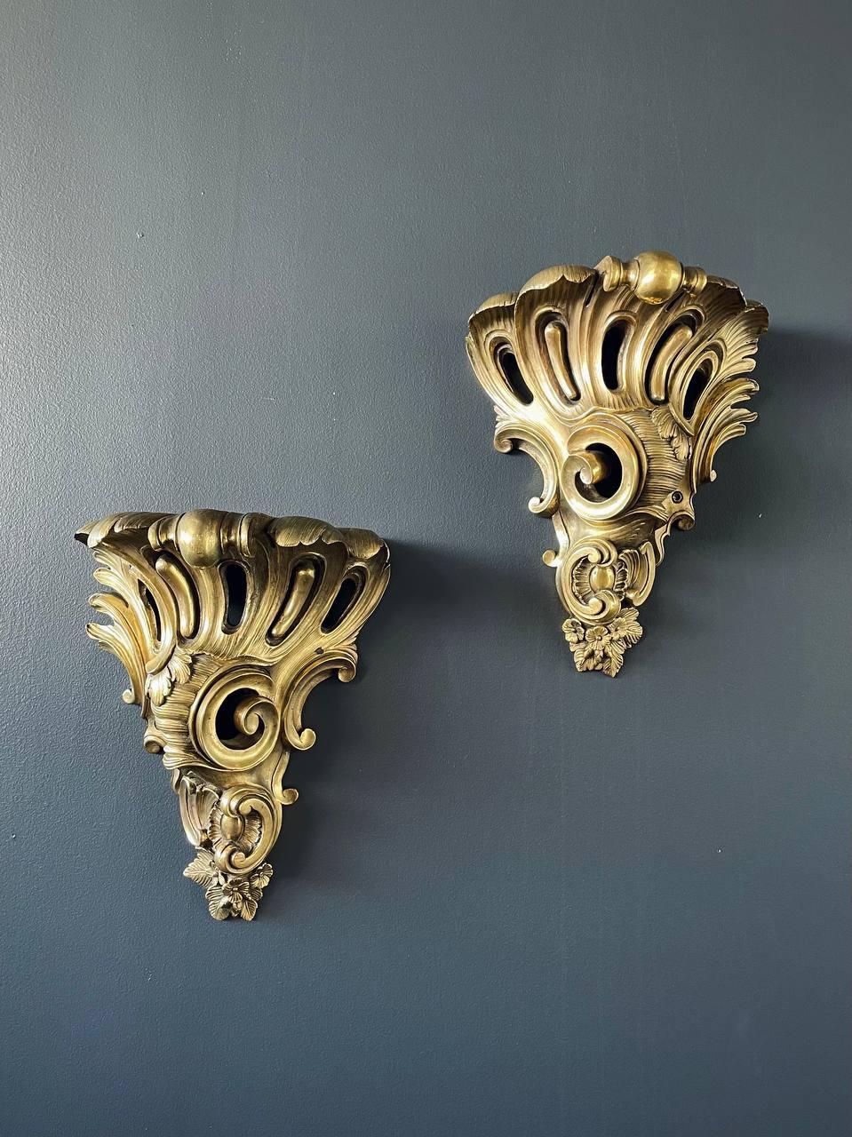 Américain Paire d'appliques murales françaises de style Louis XV en laiton en vente