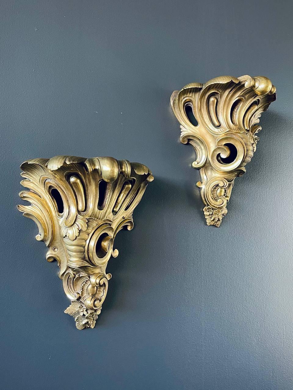 Paire d'appliques murales françaises de style Louis XV en laiton Bon état - En vente à Los Angeles, CA