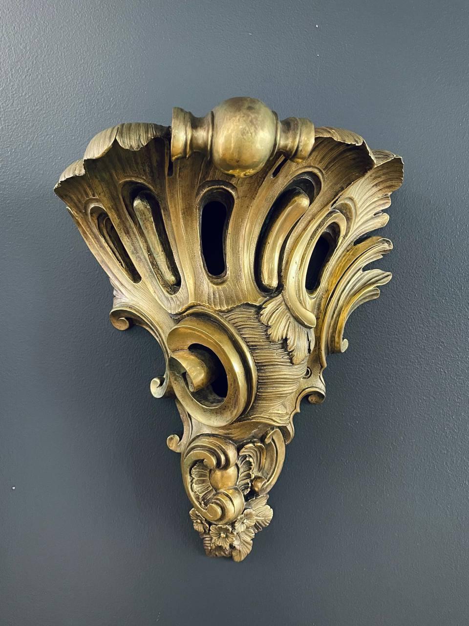 Milieu du XXe siècle Paire d'appliques murales françaises de style Louis XV en laiton en vente