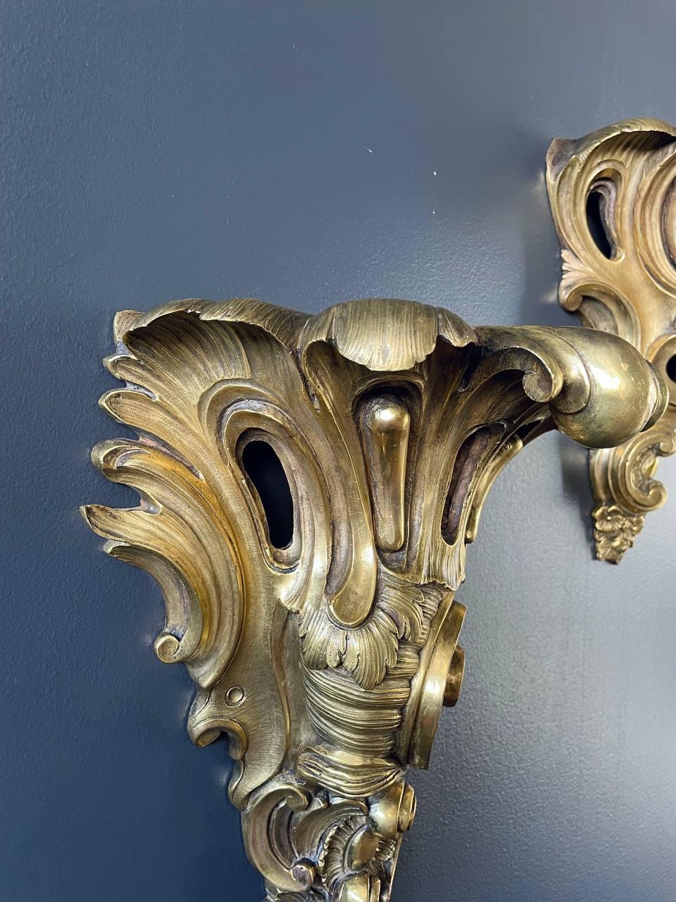 Milieu du XXe siècle Paire d'appliques murales françaises de style Louis XV en laiton en vente