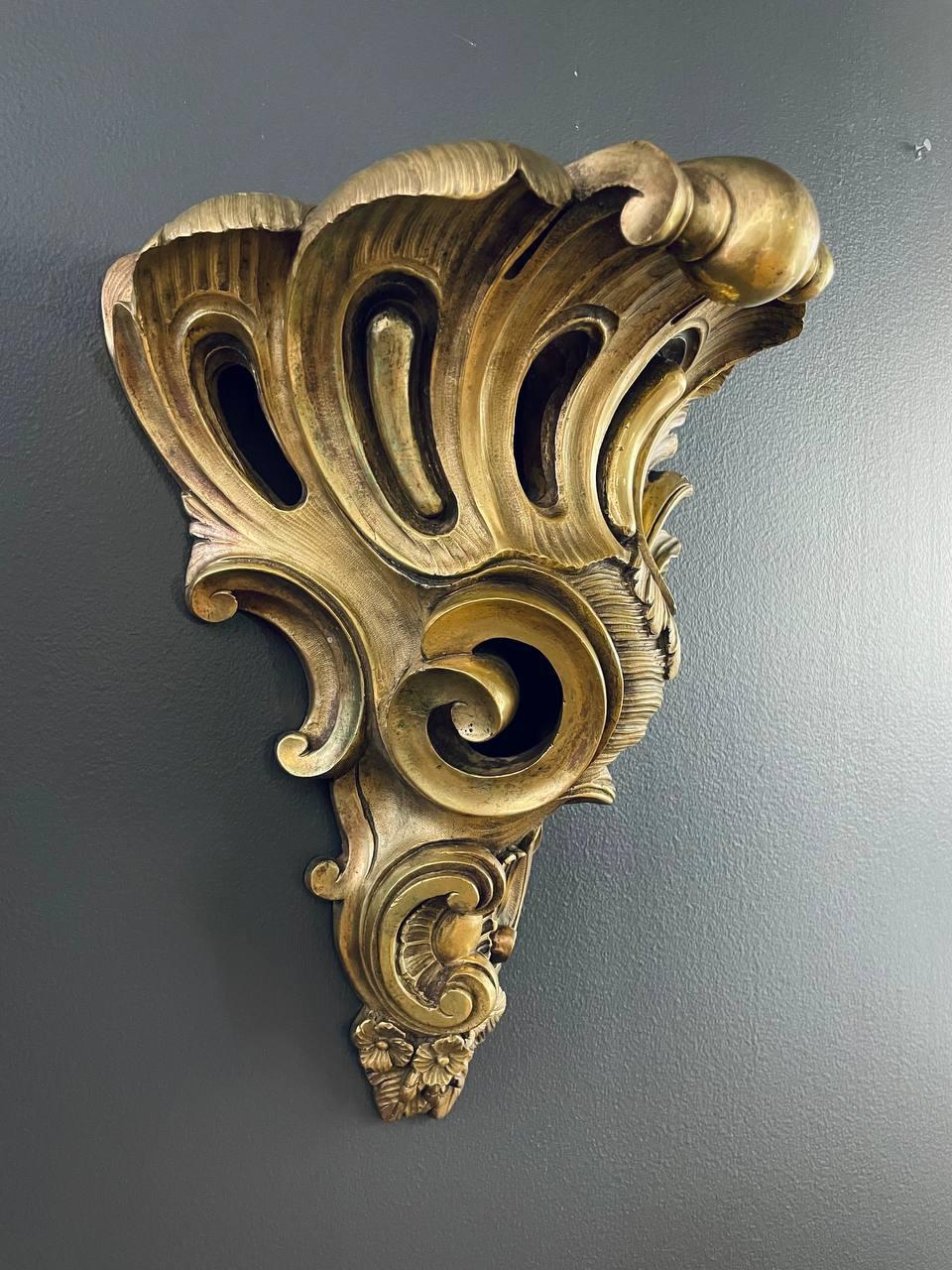 Laiton Paire d'appliques murales françaises de style Louis XV en laiton en vente