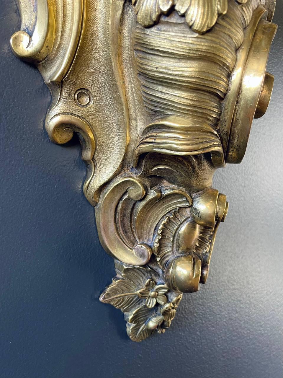 Laiton Paire d'appliques murales françaises de style Louis XV en laiton en vente