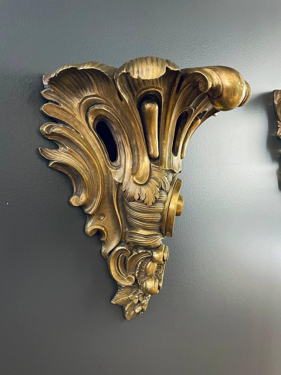 Paire d'appliques murales françaises de style Louis XV en laiton en vente 1