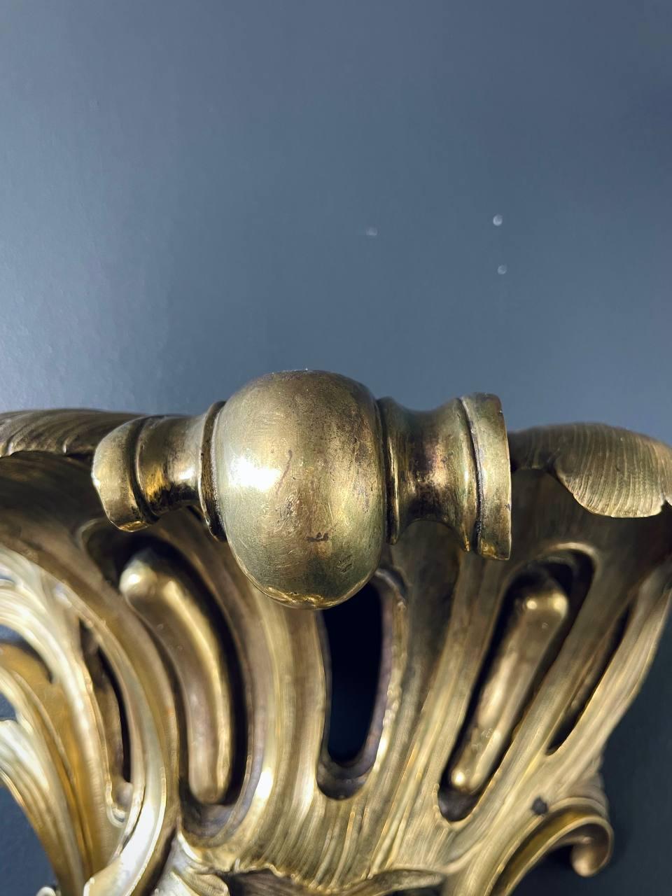 Paire d'appliques murales françaises de style Louis XV en laiton en vente 1