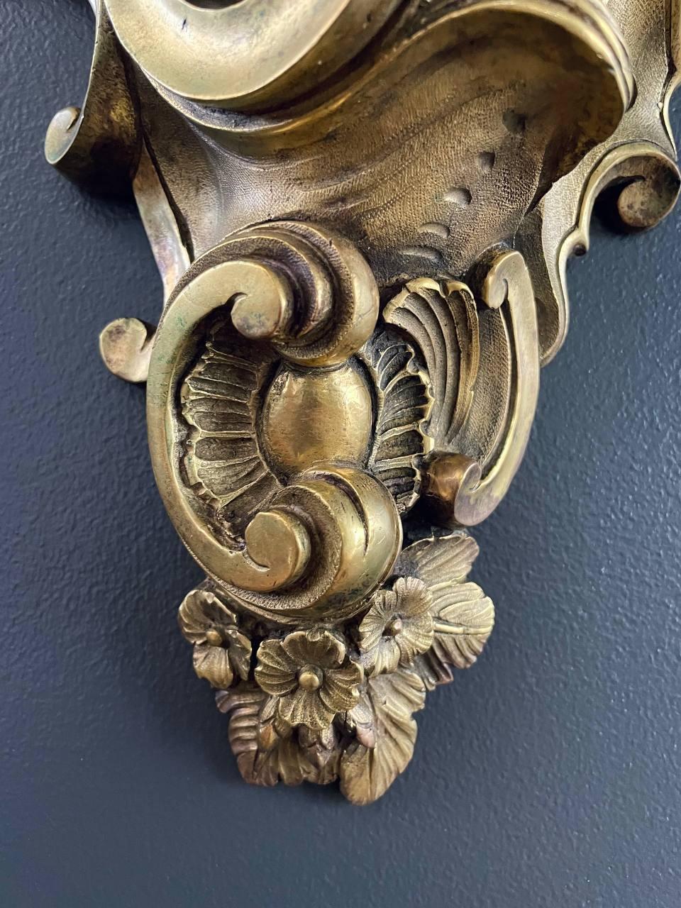 Paire d'appliques murales françaises de style Louis XV en laiton en vente 2