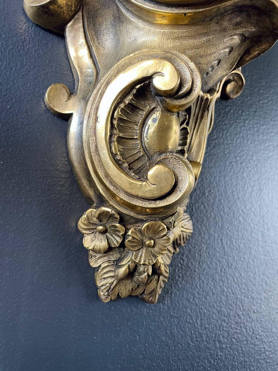Paire d'appliques murales françaises de style Louis XV en laiton en vente 3