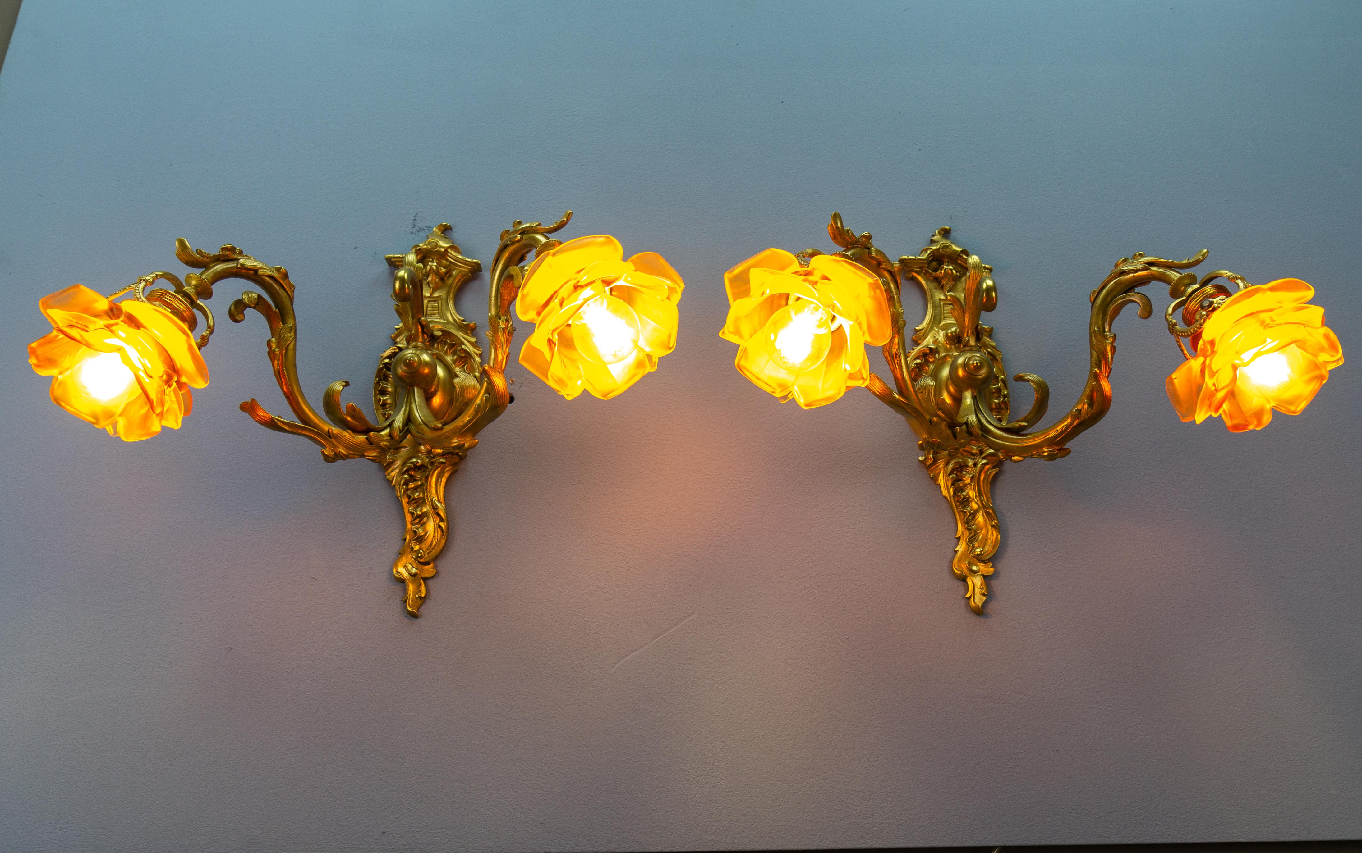 Rococo Pair of French Louis XV Style Bronze and Brown Glass Twin Arm Sconces, ca 1900 For Sale