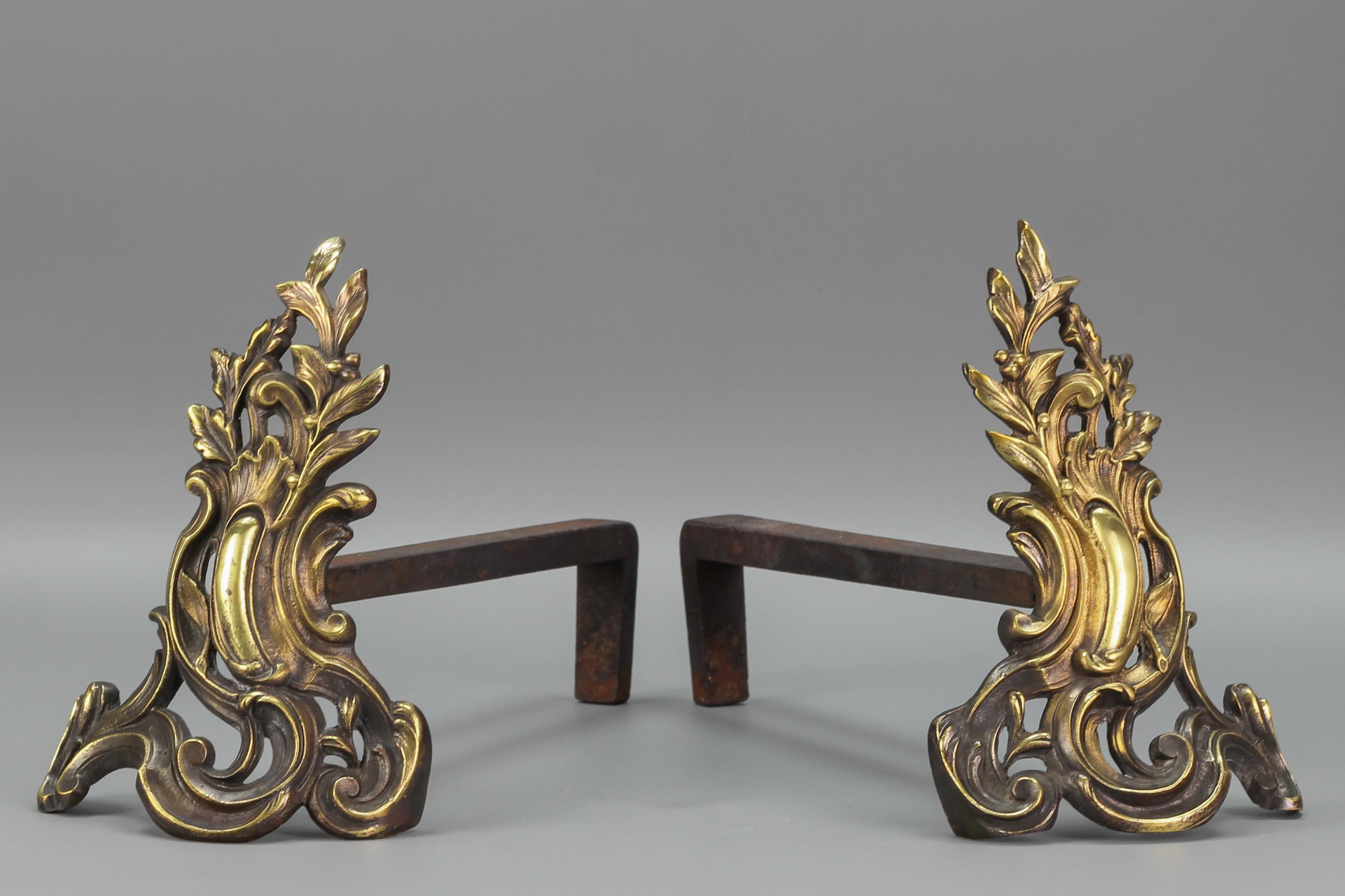 Paar französische Feuerböcke aus Bronze und Eisen im Louis-XV-Stil im Angebot 4