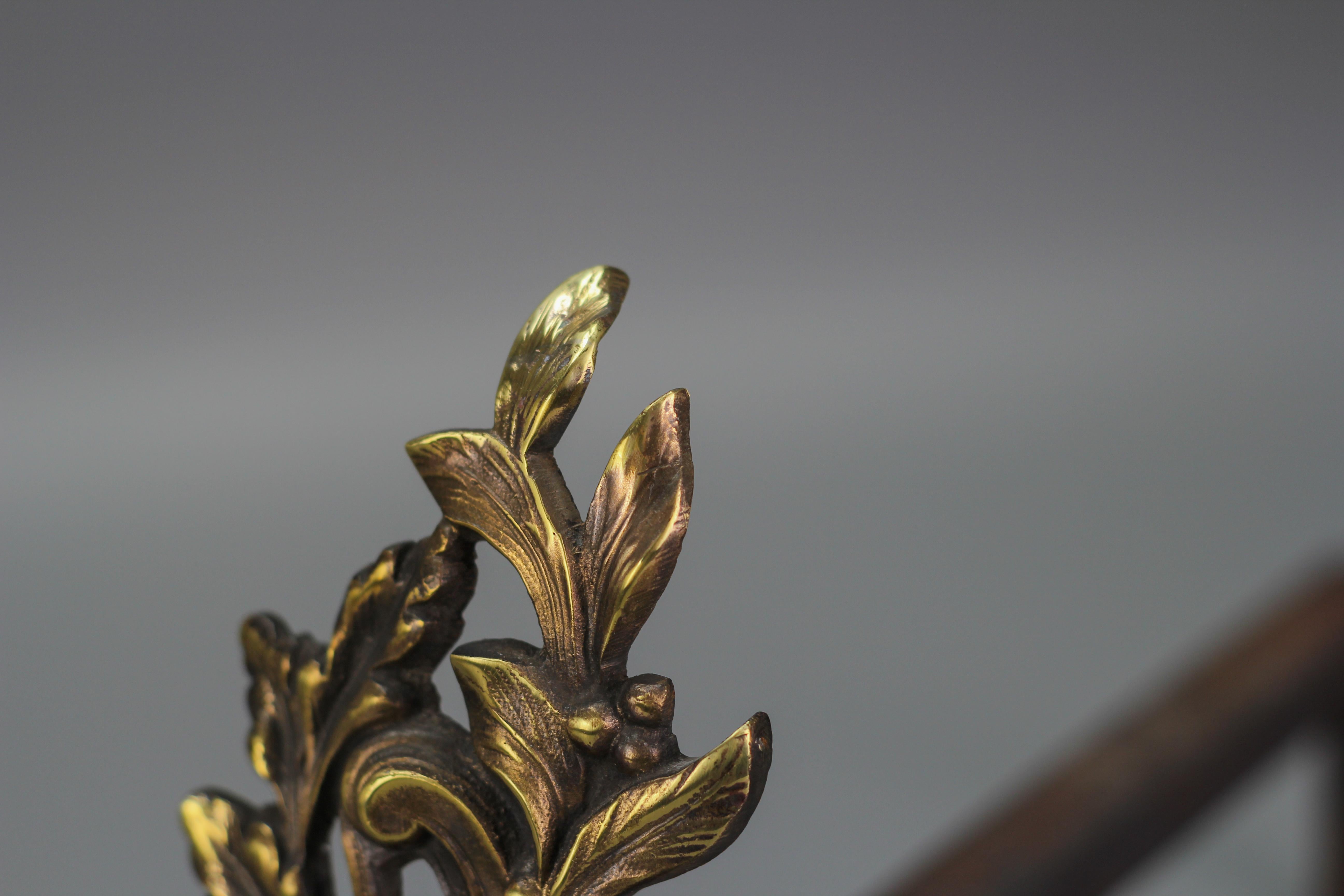 Paar französische Feuerböcke aus Bronze und Eisen im Louis-XV-Stil im Angebot 5