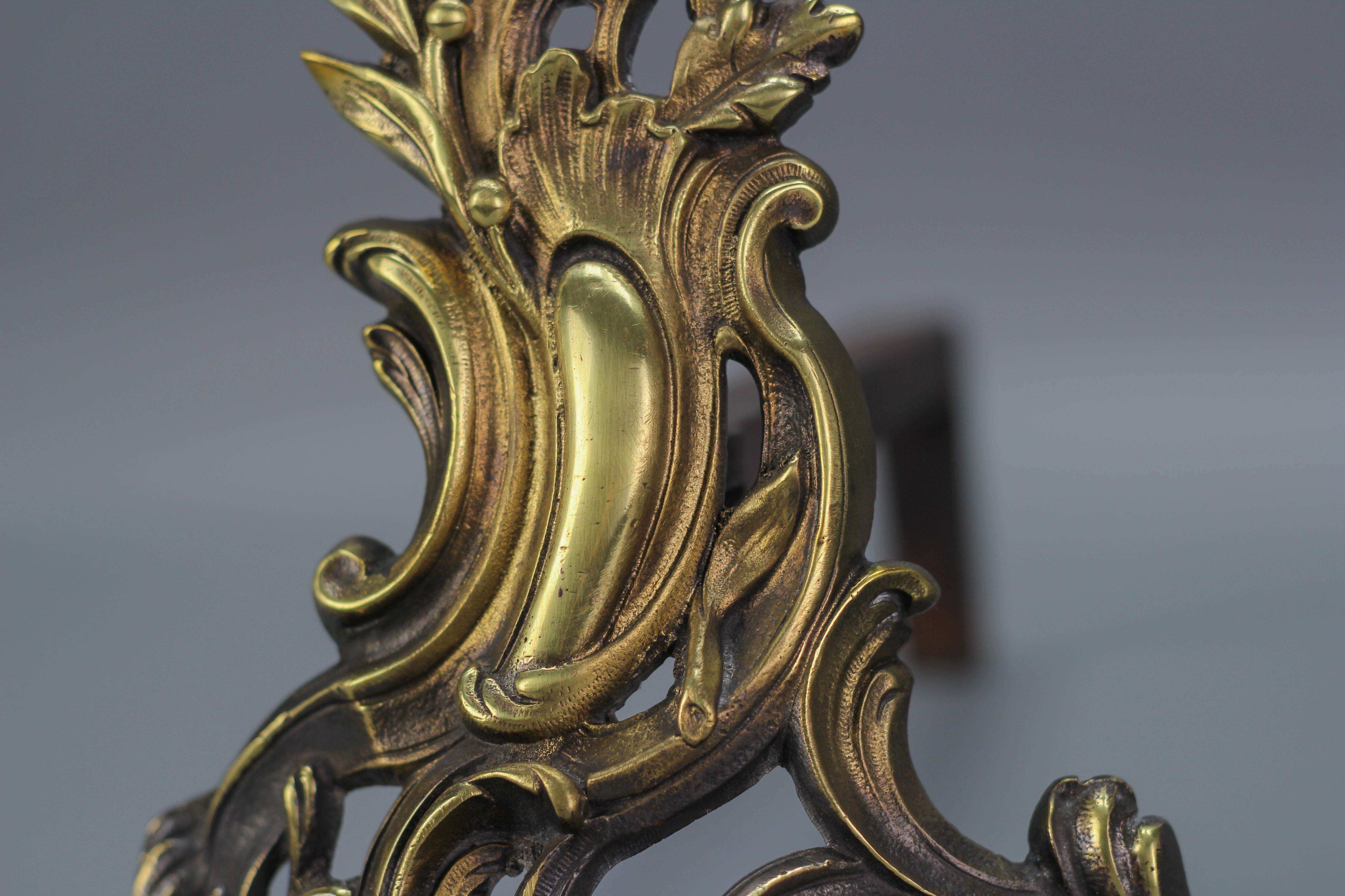 Paar französische Feuerböcke aus Bronze und Eisen im Louis-XV-Stil im Angebot 7