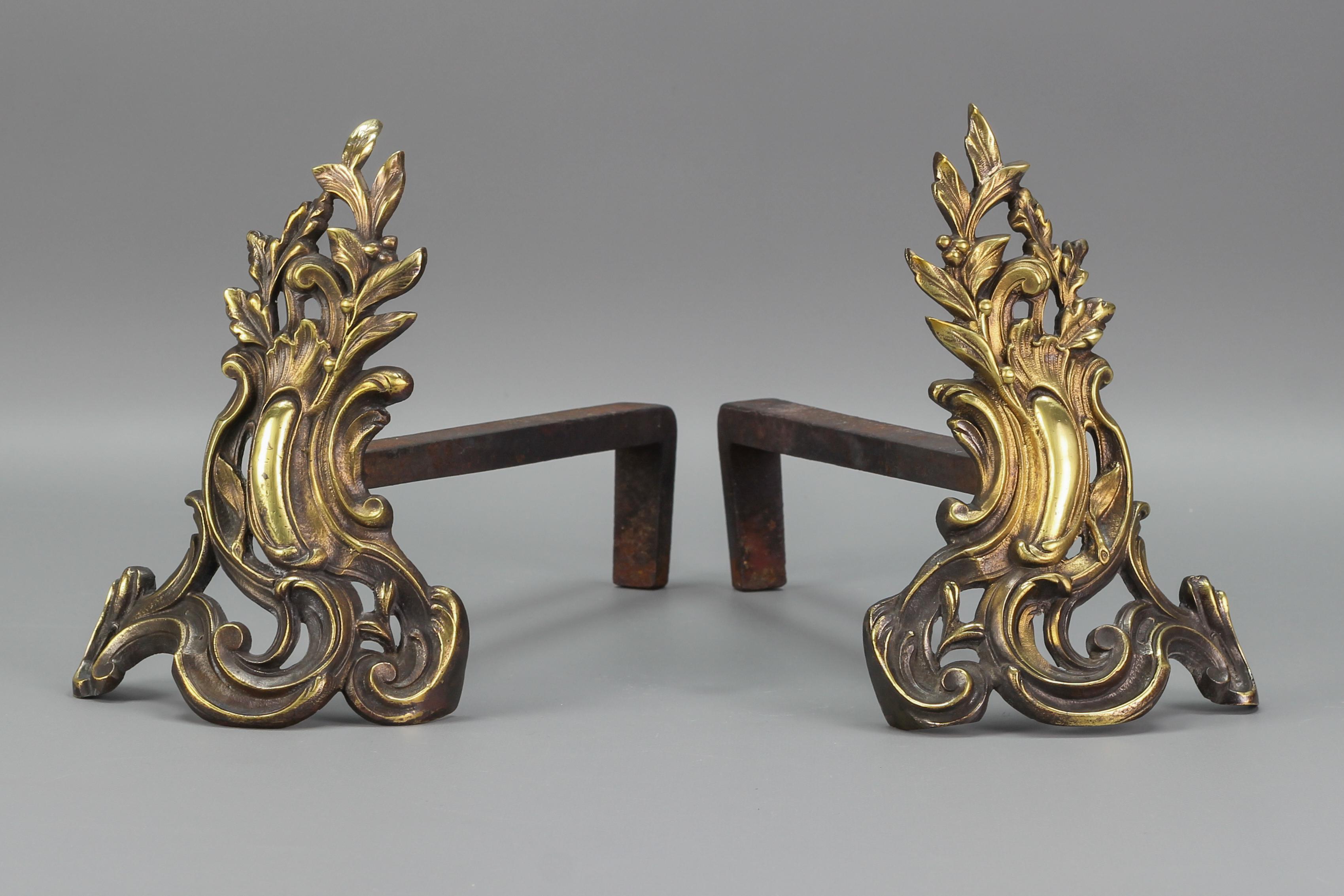 Paar französische Feuerböcke aus Bronze und Eisen im Louis-XV-Stil im Angebot 8