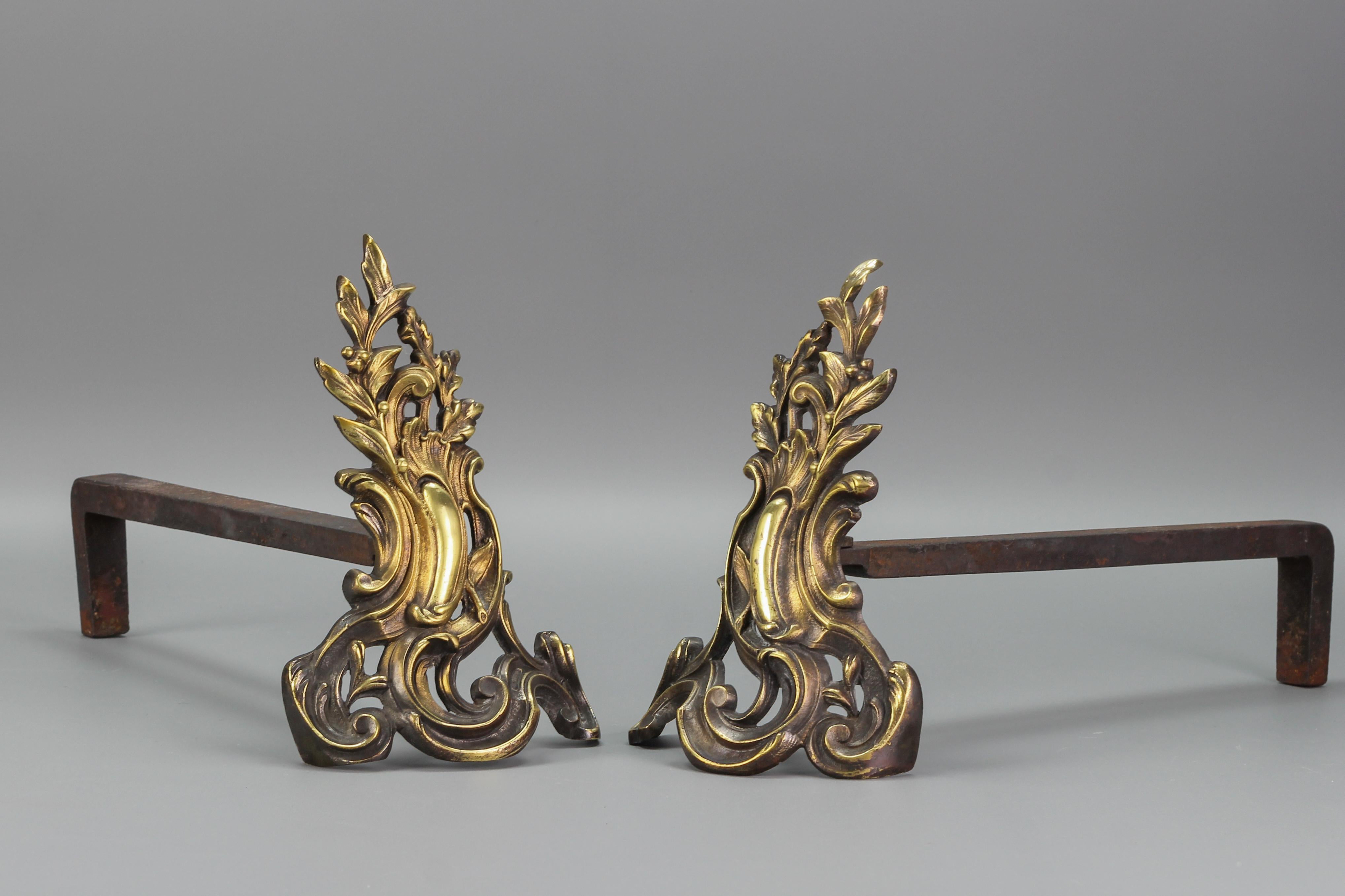 Paar französische Feuerböcke aus Bronze und Eisen im Louis-XV-Stil im Angebot 9