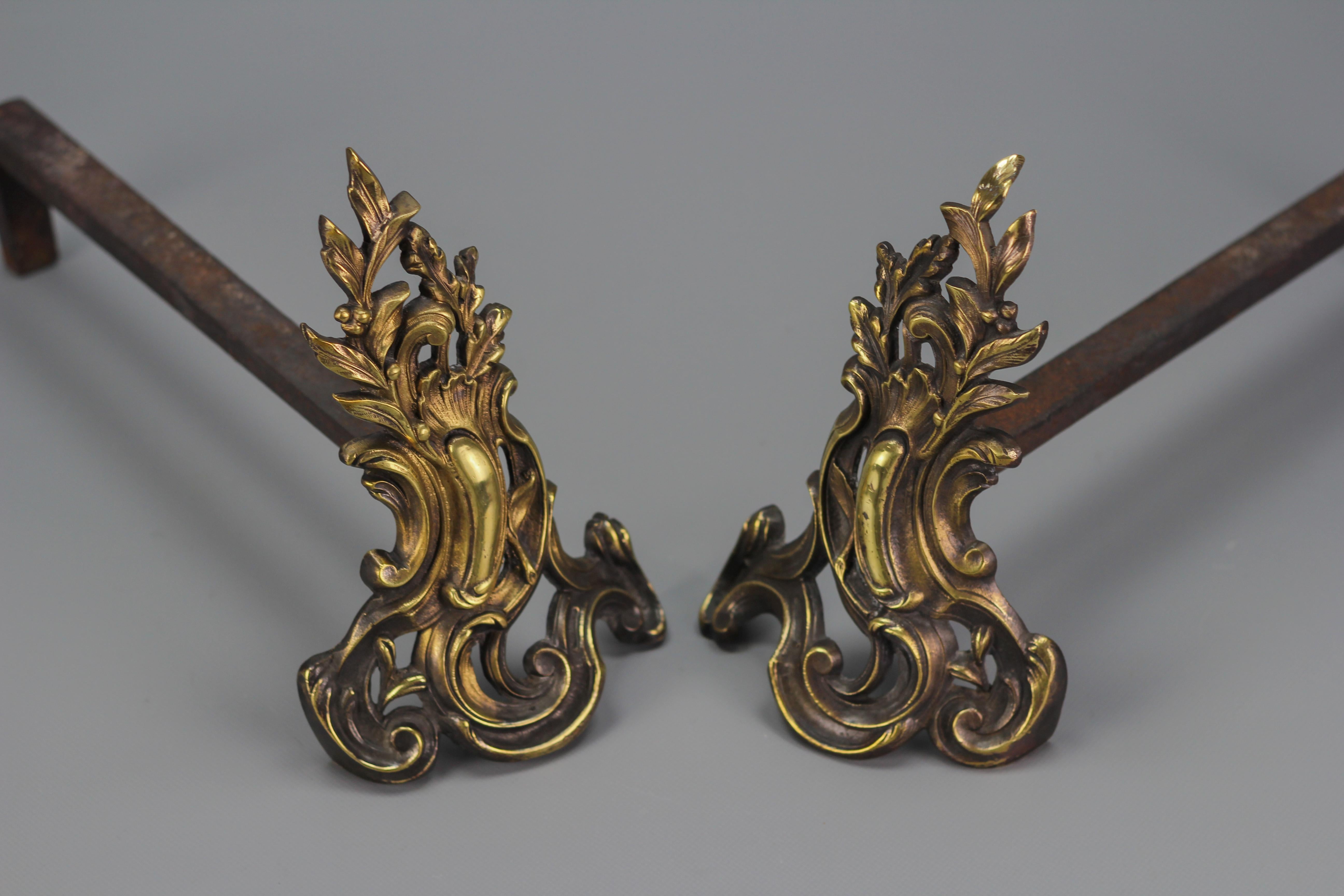 Paar französische Feuerböcke aus Bronze und Eisen im Louis-XV-Stil im Angebot 10
