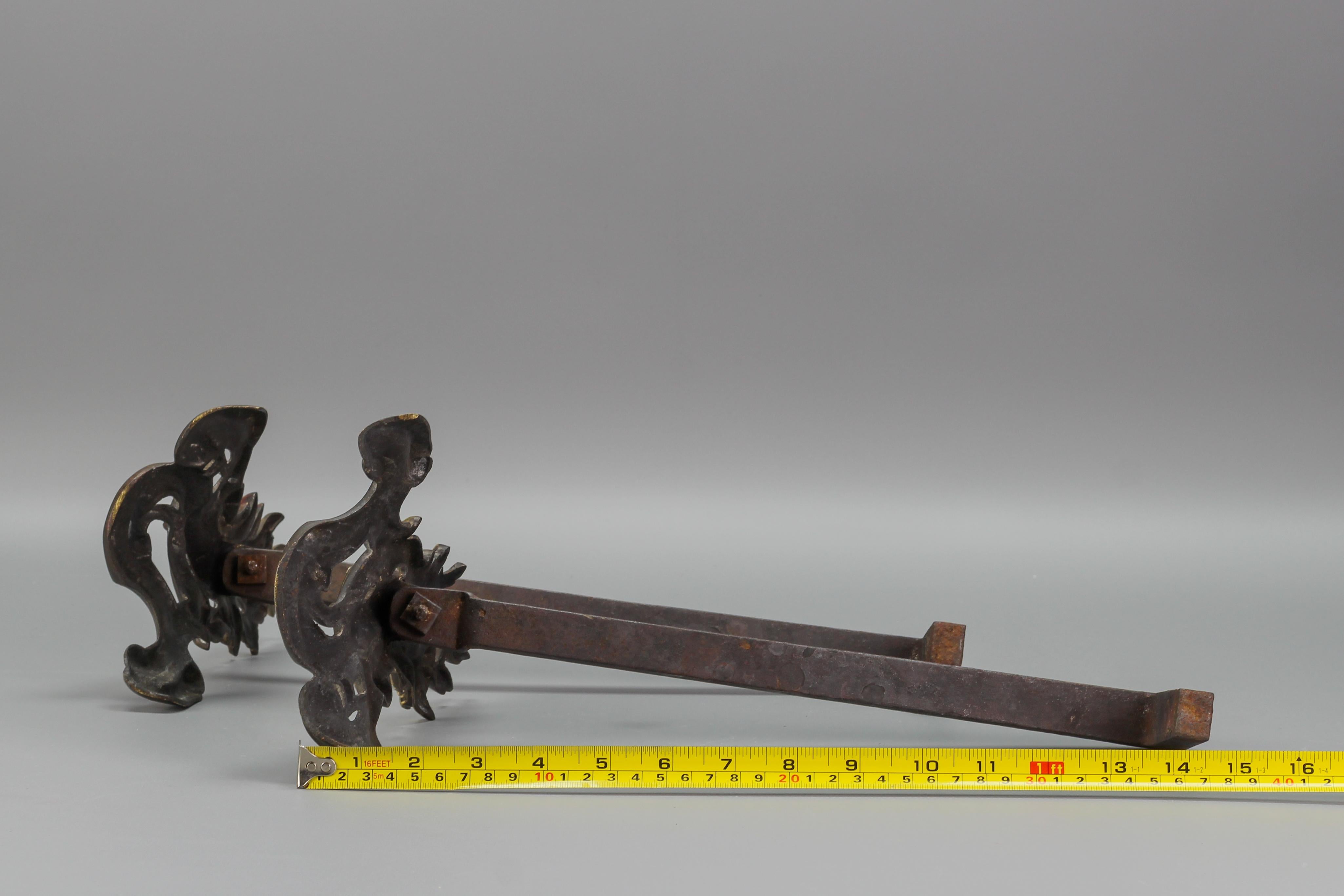 Paar französische Feuerböcke aus Bronze und Eisen im Louis-XV-Stil im Angebot 11