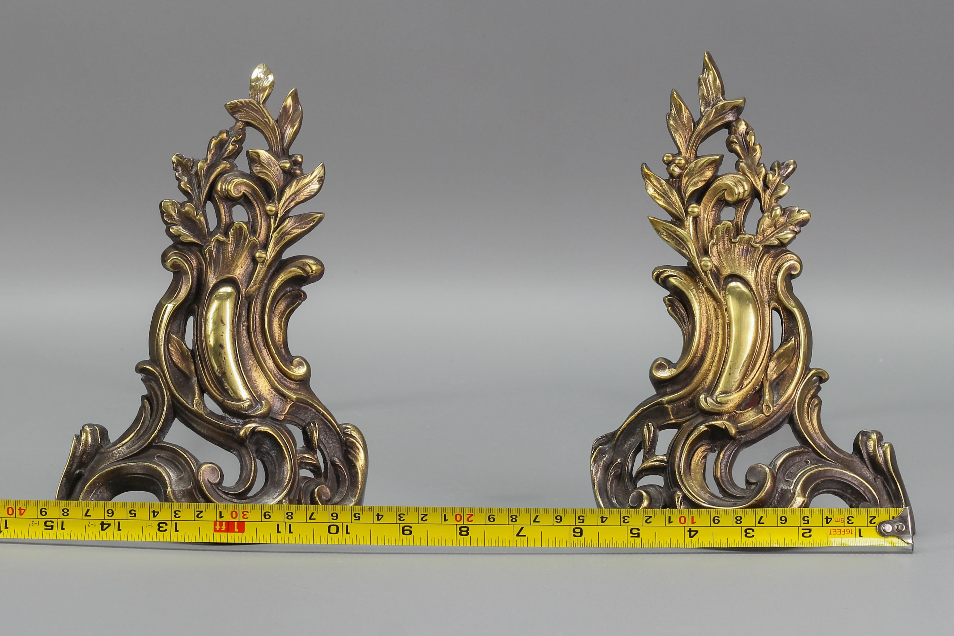 Paar französische Feuerböcke aus Bronze und Eisen im Louis-XV-Stil im Angebot 12