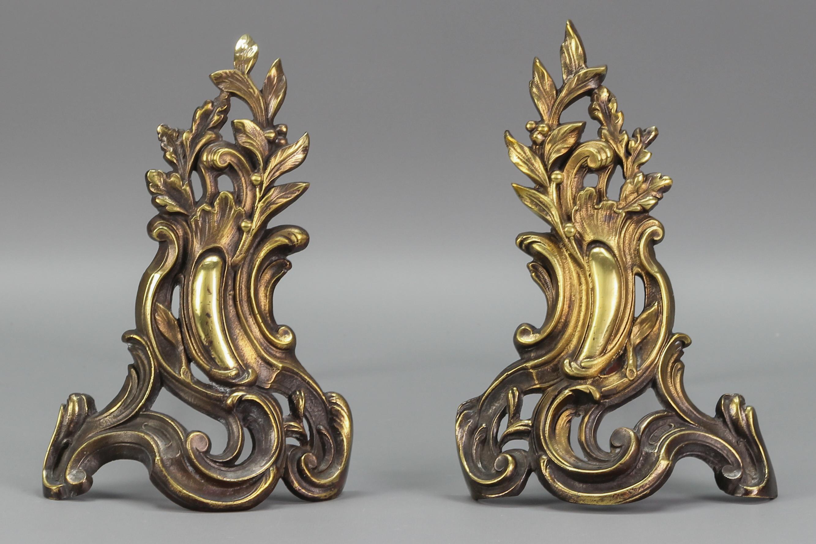 Ein Paar antike Feuerböcke im Stil Louis XV oder Rokoko aus Bronze und Eisen, Frankreich, um 1920. Diese prächtigen Feuerböcke oder Andirons sind aus Bronze gefertigt und weisen ein typisches Rokoko-Design auf. Sie haben die Form einer Schnecke mit