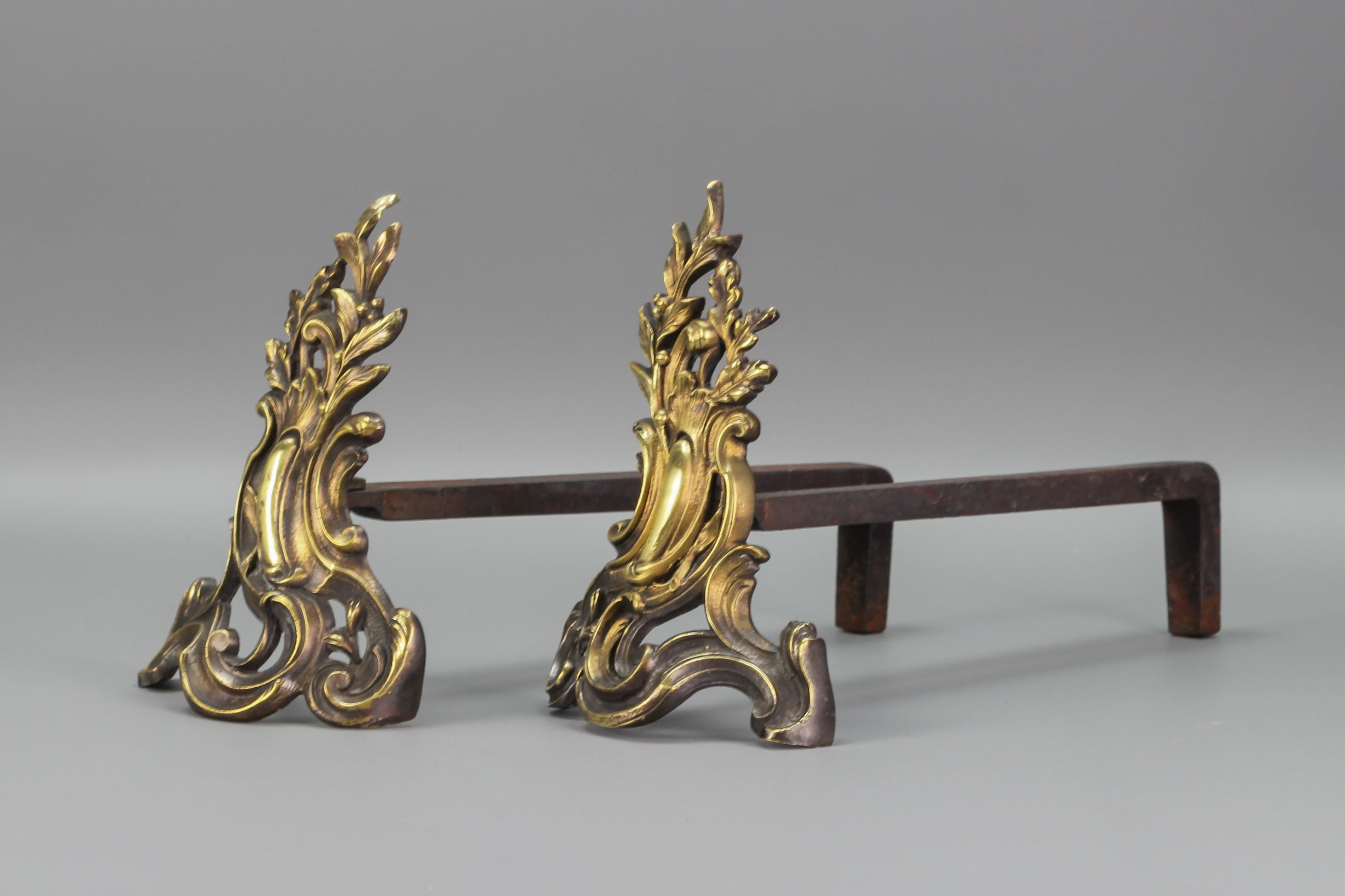 Paar französische Feuerböcke aus Bronze und Eisen im Louis-XV-Stil (Louis XV.) im Angebot