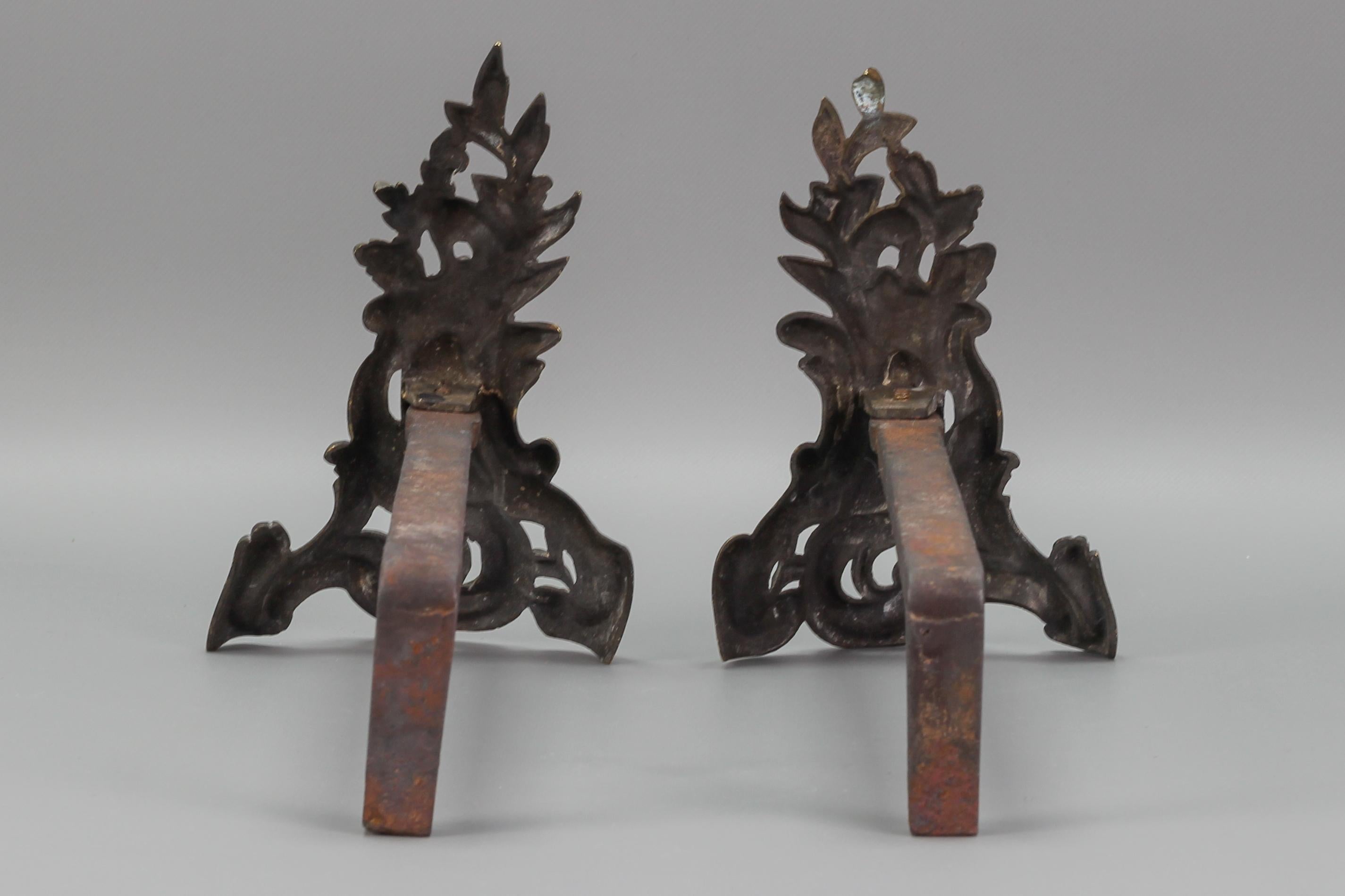 Paar französische Feuerböcke aus Bronze und Eisen im Louis-XV-Stil im Zustand „Gut“ im Angebot in Barntrup, DE