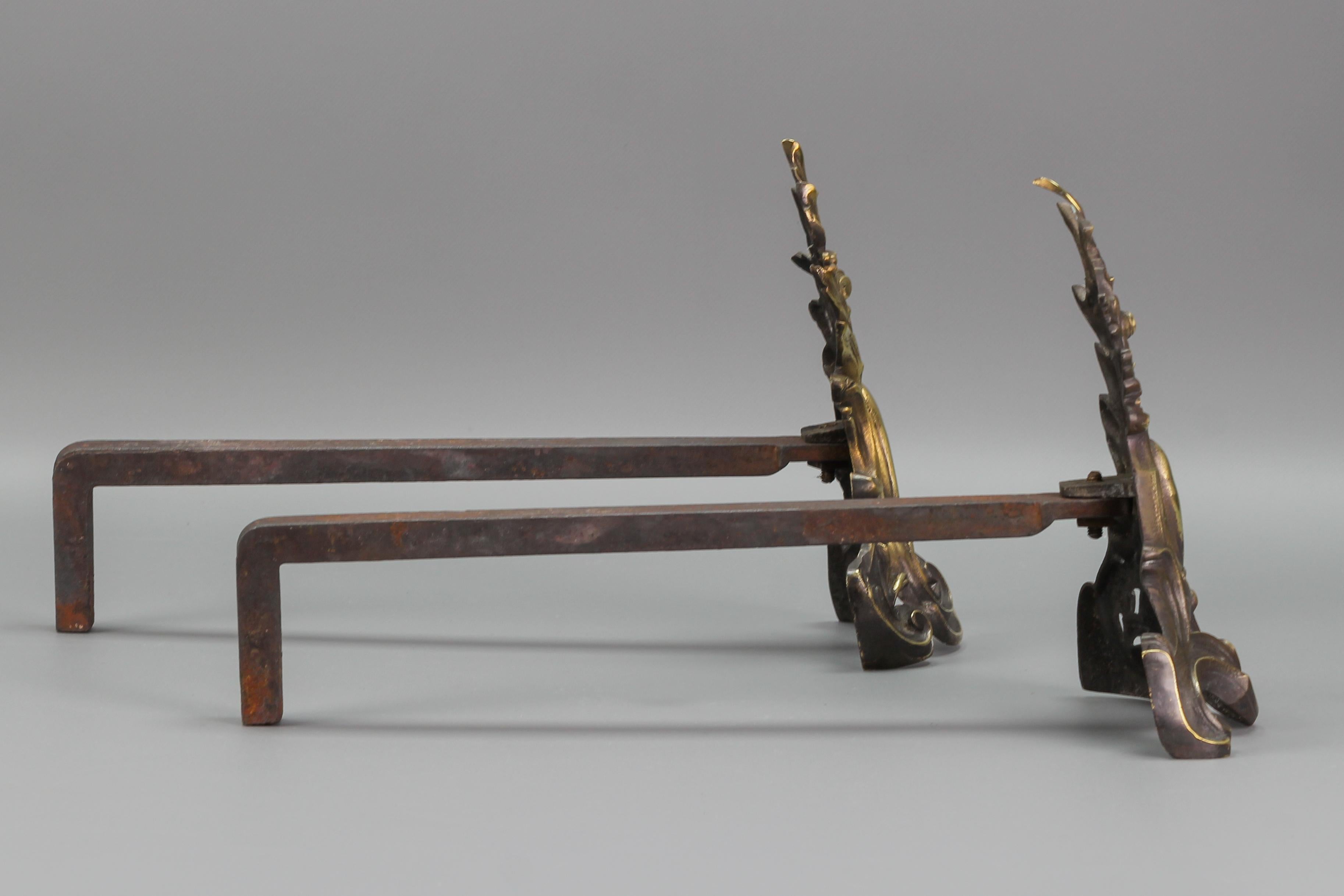 Paar französische Feuerböcke aus Bronze und Eisen im Louis-XV-Stil im Angebot 1