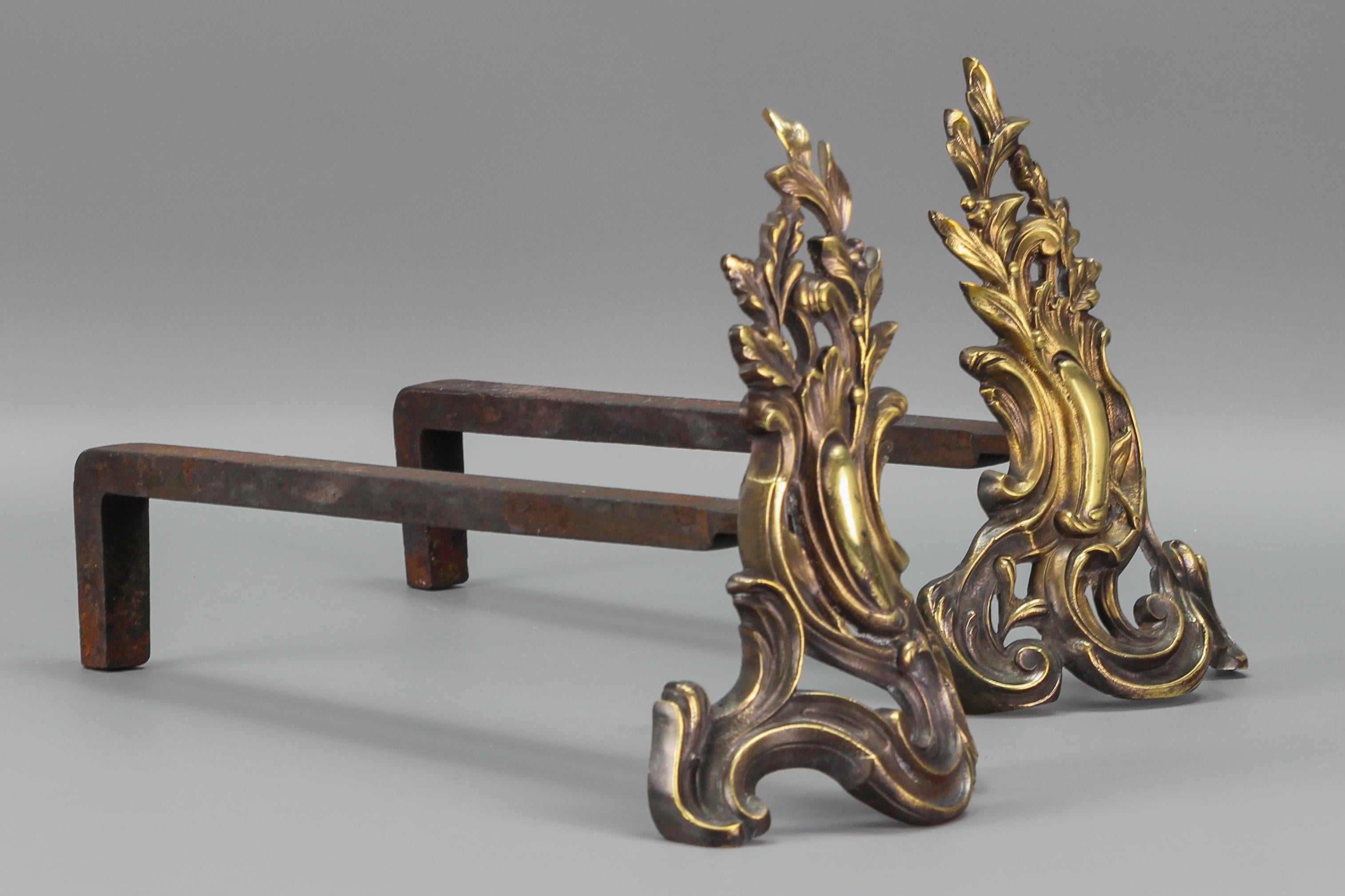 Paar französische Feuerböcke aus Bronze und Eisen im Louis-XV-Stil im Angebot 2