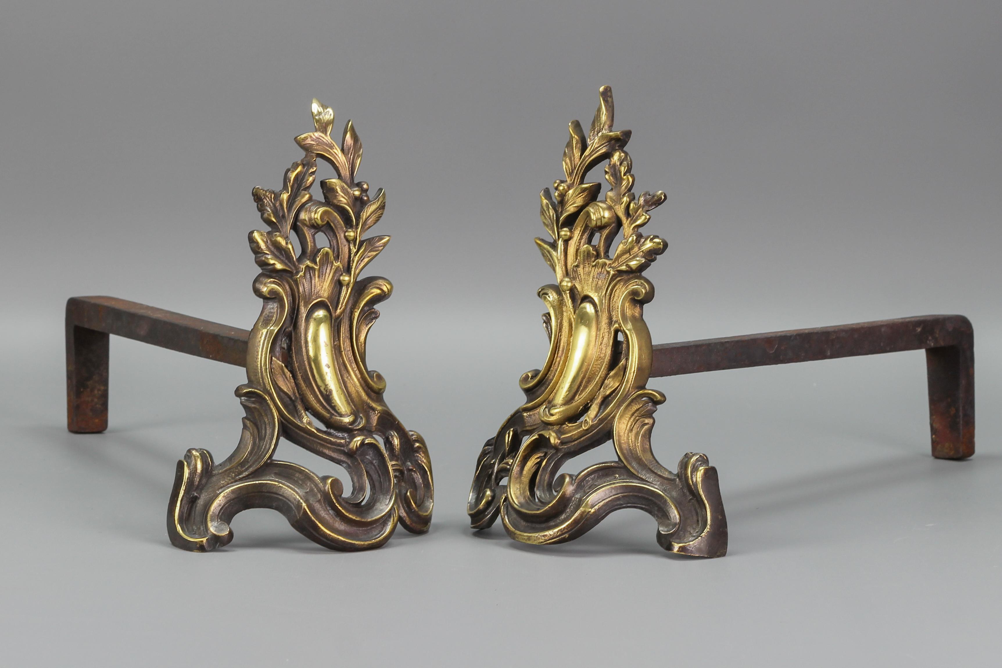 Paar französische Feuerböcke aus Bronze und Eisen im Louis-XV-Stil im Angebot 3